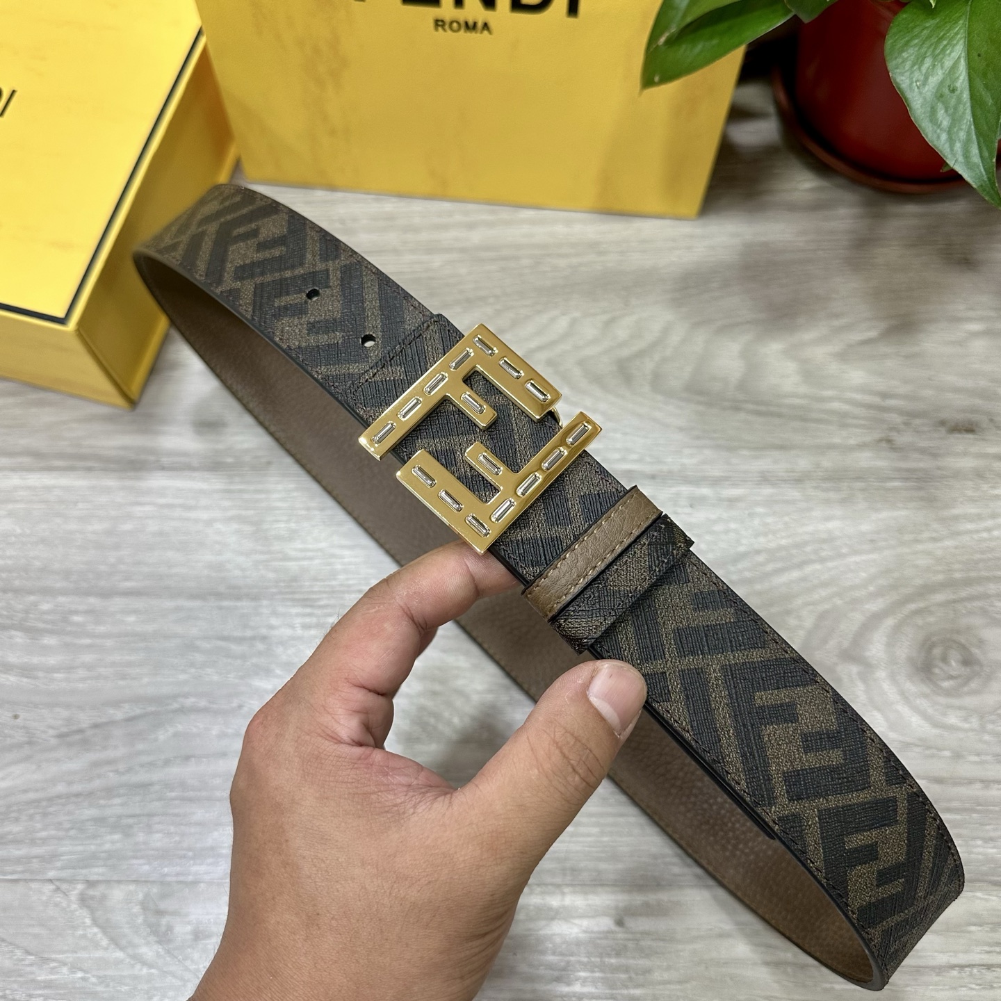 
     FENDI（芬迪）专柜同款 宽4.0CM 双环正反用腰带 FF按钉搭扣 棕色Cuoio  R