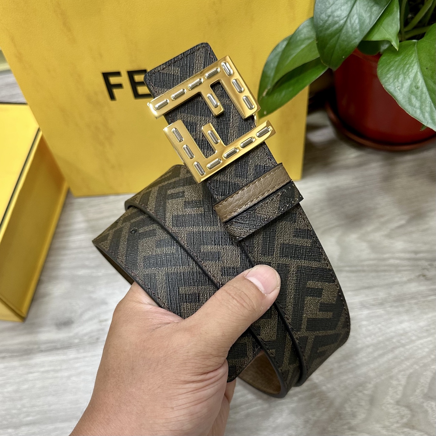 
     FENDI（芬迪）专柜同款 宽4.0CM 双环正反用腰带 FF按钉搭扣 棕色Cuoio  R