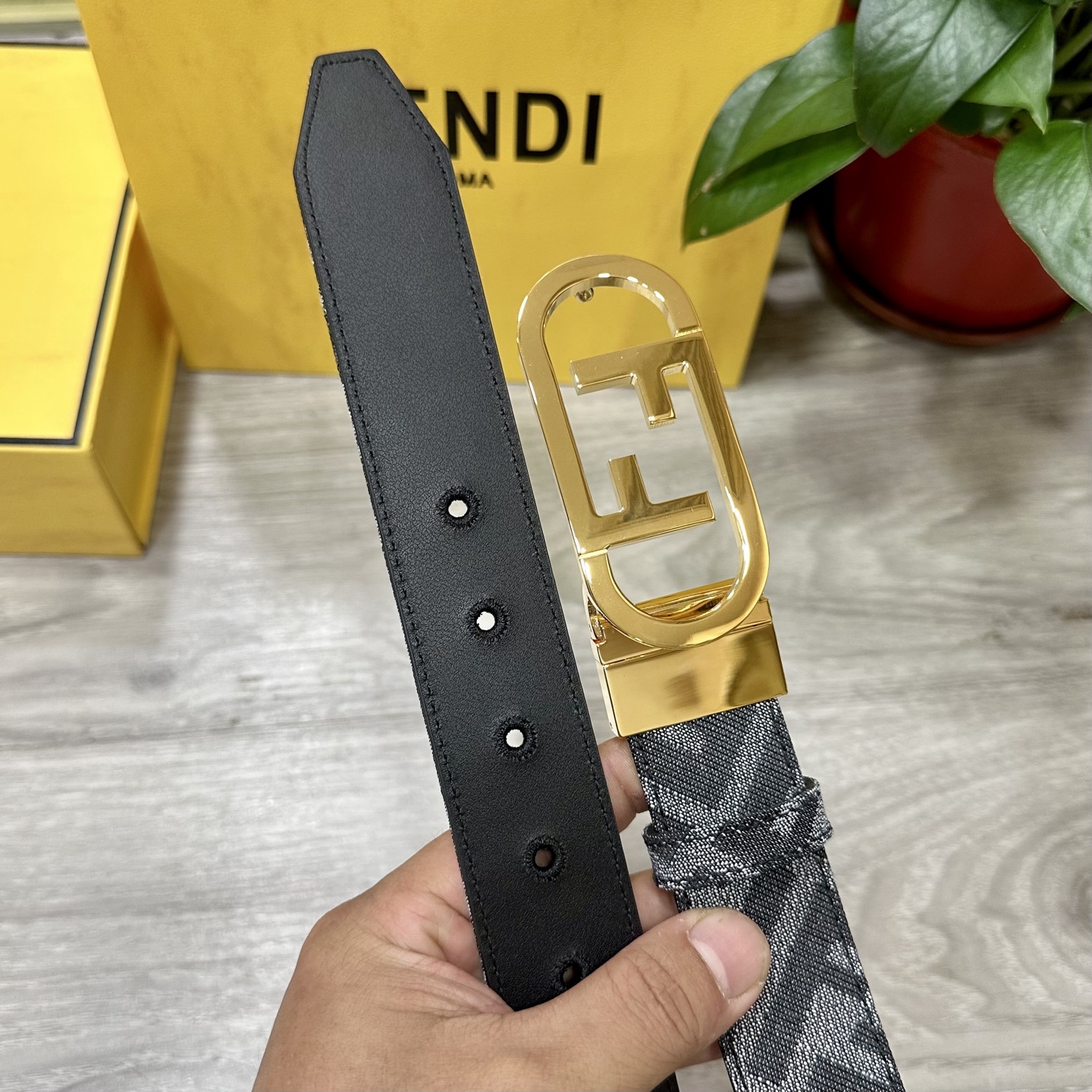 
FENDl（芬迪）专柜同款 宽3.5CM 原版定制布料 FF图案布料材质 黑色皮革内衬 单钉镀钯金属配