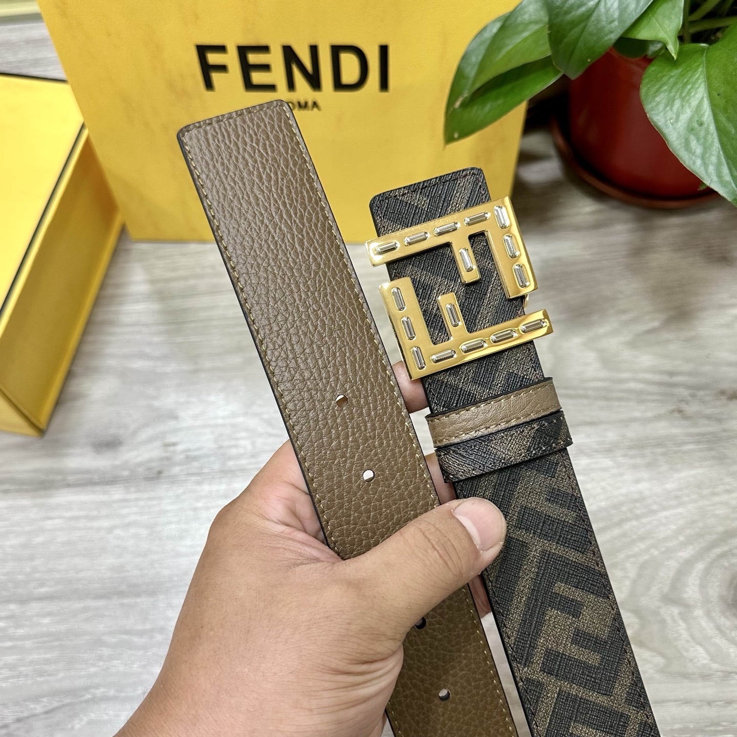 
     FENDI（芬迪）专柜同款 宽4.0CM 双环正反用腰带 FF按钉搭扣 棕色Cuoio  R