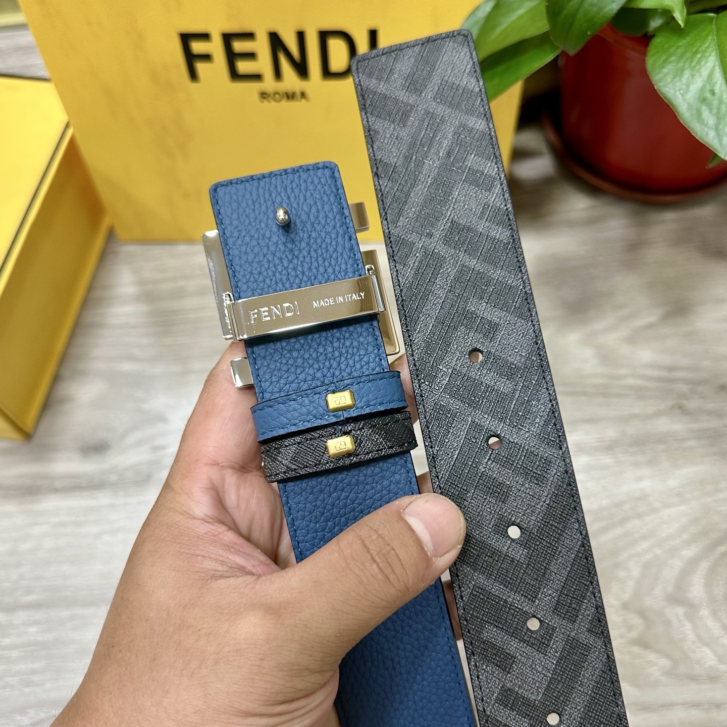 
     FENDI（芬迪）专柜同款 宽4.0CM 双环正反用腰带 FF按钉搭扣 蓝色Cuoio  R