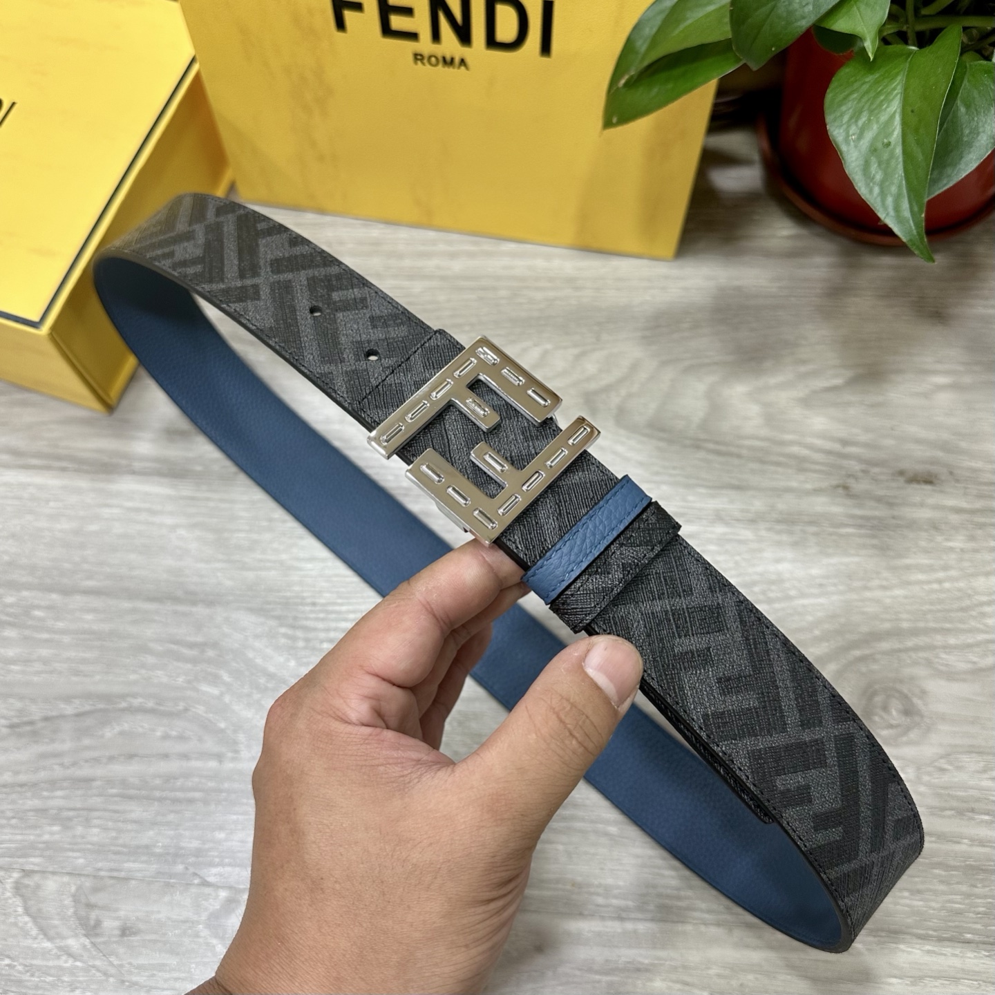 
     FENDI（芬迪）专柜同款 宽4.0CM 双环正反用腰带 FF按钉搭扣 蓝色Cuoio  R