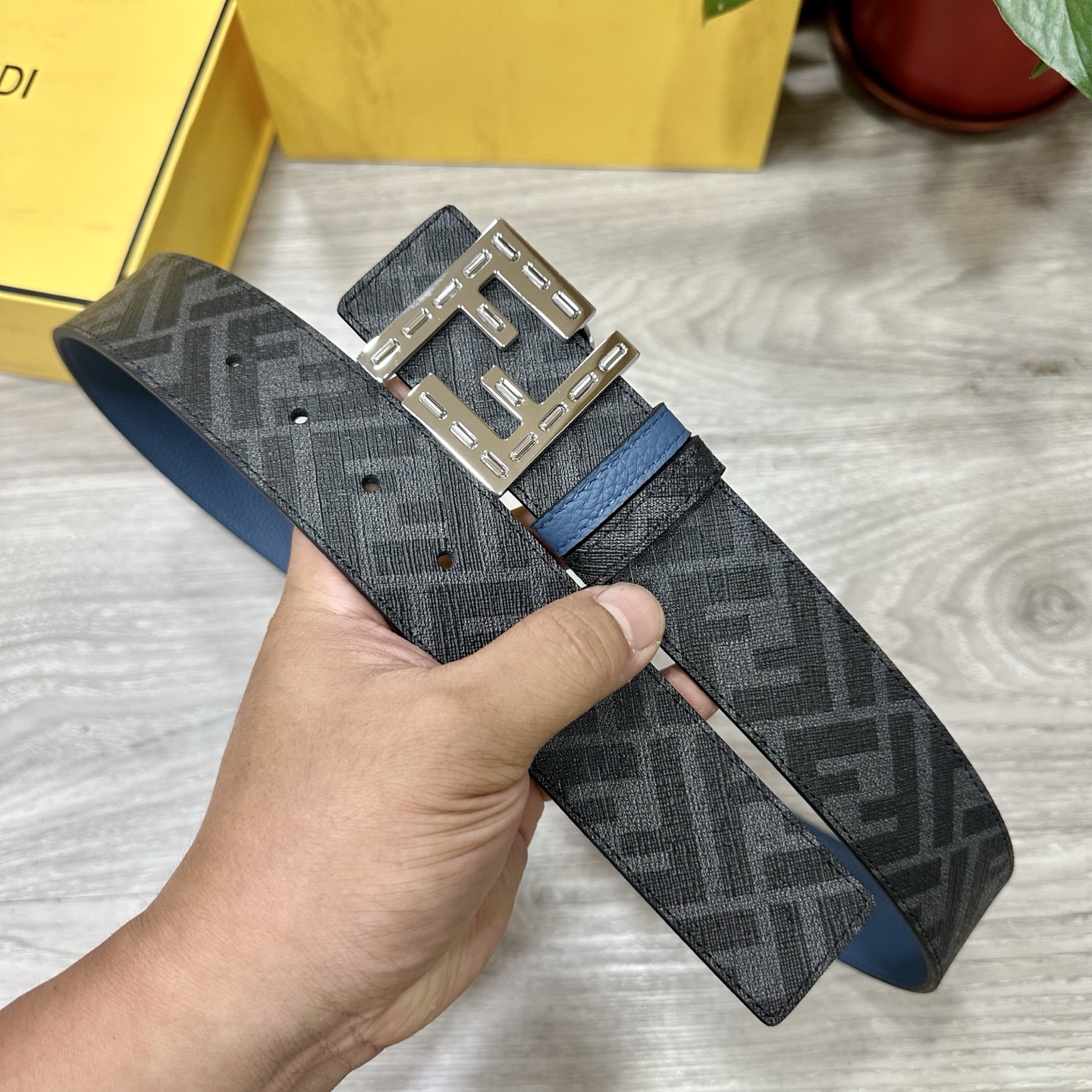 
     FENDI（芬迪）专柜同款 宽4.0CM 双环正反用腰带 FF按钉搭扣 蓝色Cuoio  R