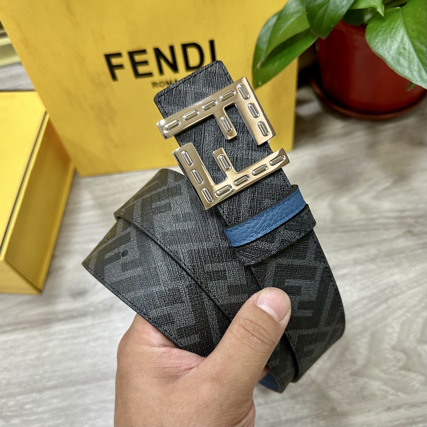 
     FENDI（芬迪）专柜同款 宽4.0CM 双环正反用腰带 FF按钉搭扣 蓝色Cuoio  R