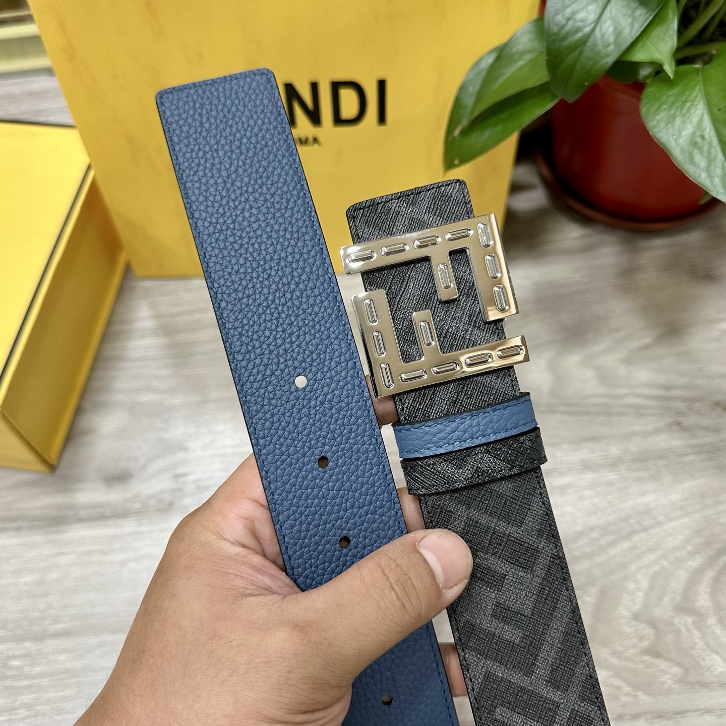 
     FENDI（芬迪）专柜同款 宽4.0CM 双环正反用腰带 FF按钉搭扣 蓝色Cuoio  R