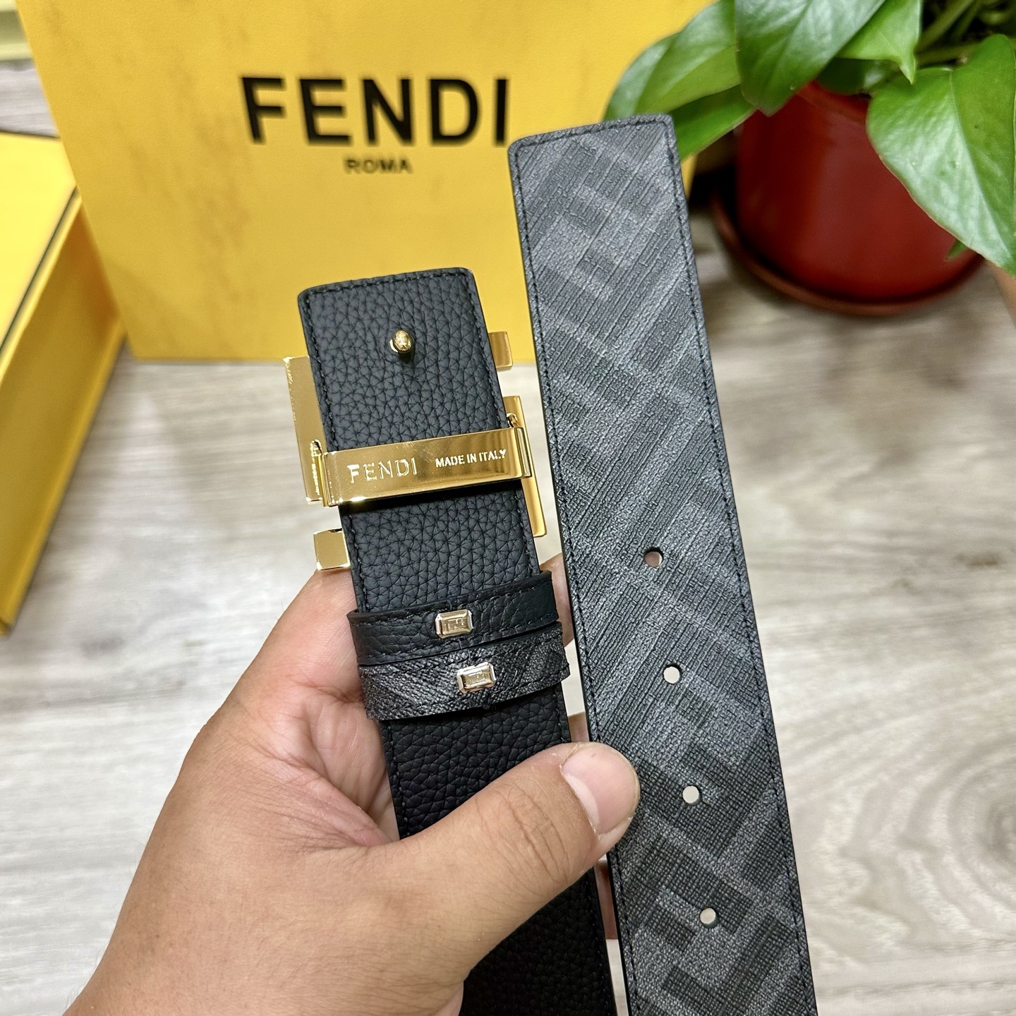 
     FENDI（芬迪）专柜同款 宽4.0CM 双环正反用腰带 FF按钉搭扣 黑色Cuoio  R