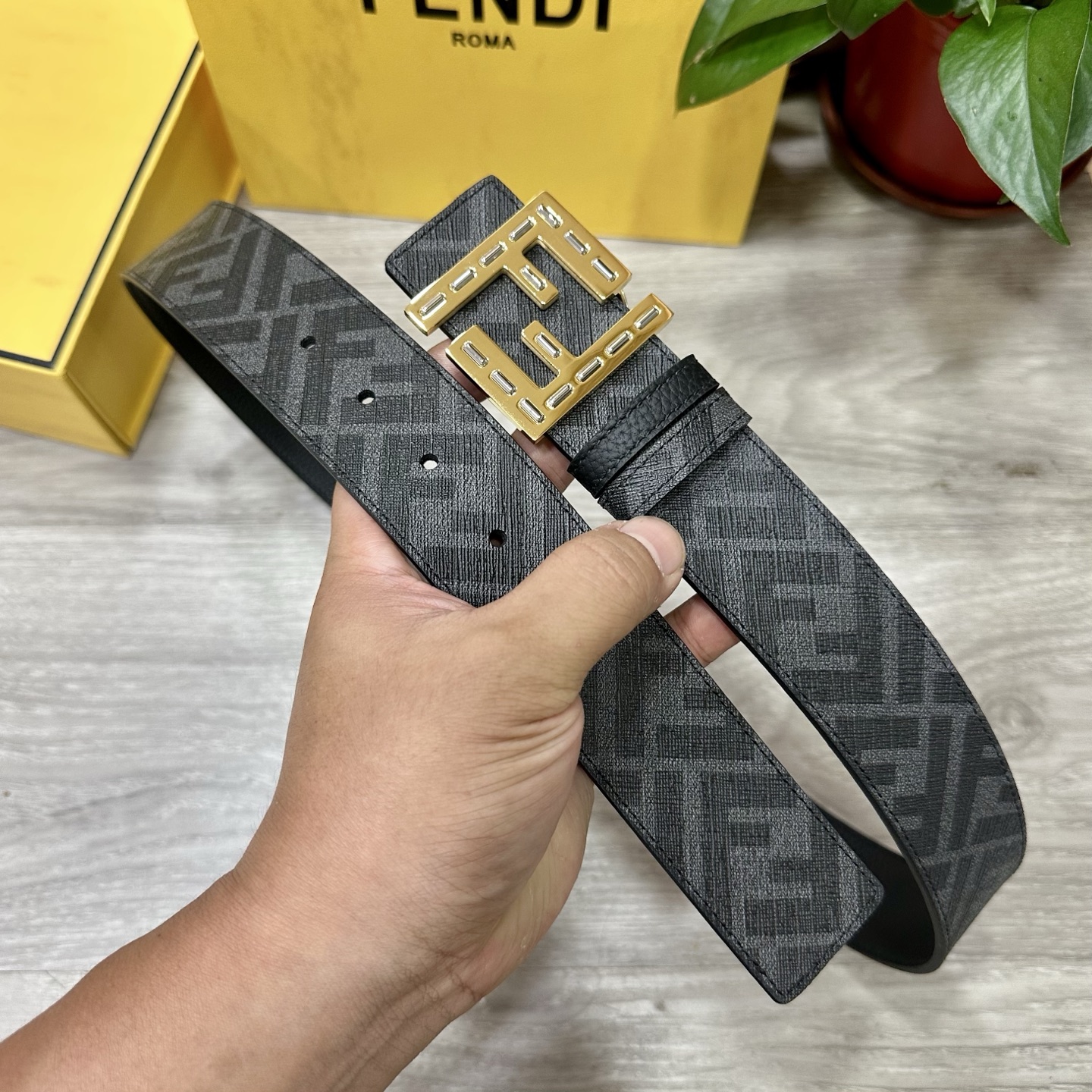 
     FENDI（芬迪）专柜同款 宽4.0CM 双环正反用腰带 FF按钉搭扣 黑色Cuoio  R