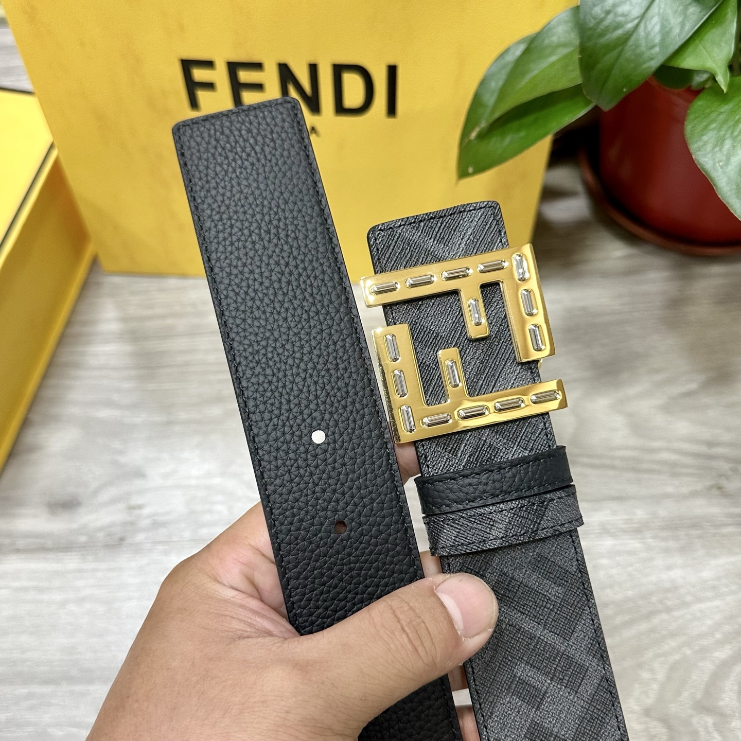 
     FENDI（芬迪）专柜同款 宽4.0CM 双环正反用腰带 FF按钉搭扣 黑色Cuoio  R