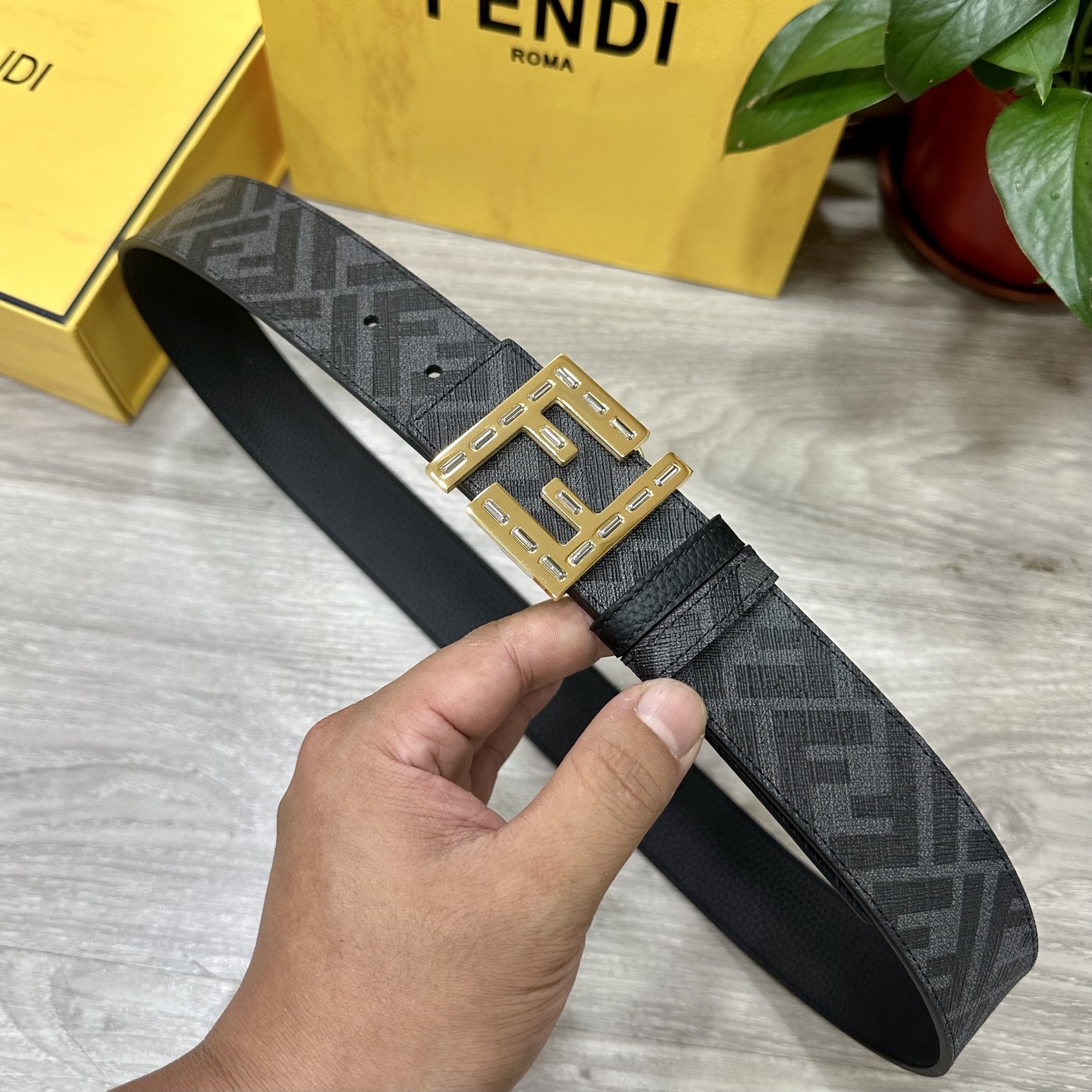 
     FENDI（芬迪）专柜同款 宽4.0CM 双环正反用腰带 FF按钉搭扣 黑色Cuoio  R