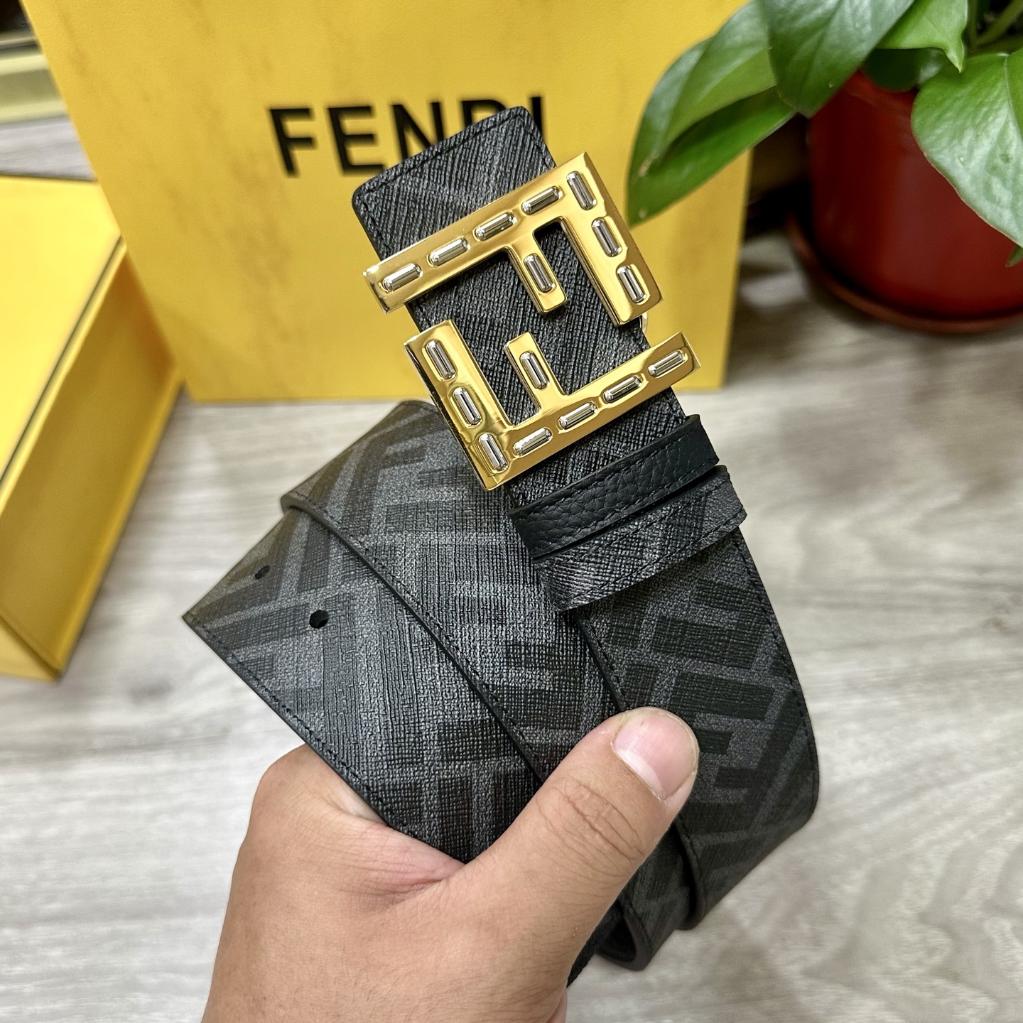
     FENDI（芬迪）专柜同款 宽4.0CM 双环正反用腰带 FF按钉搭扣 黑色Cuoio  R