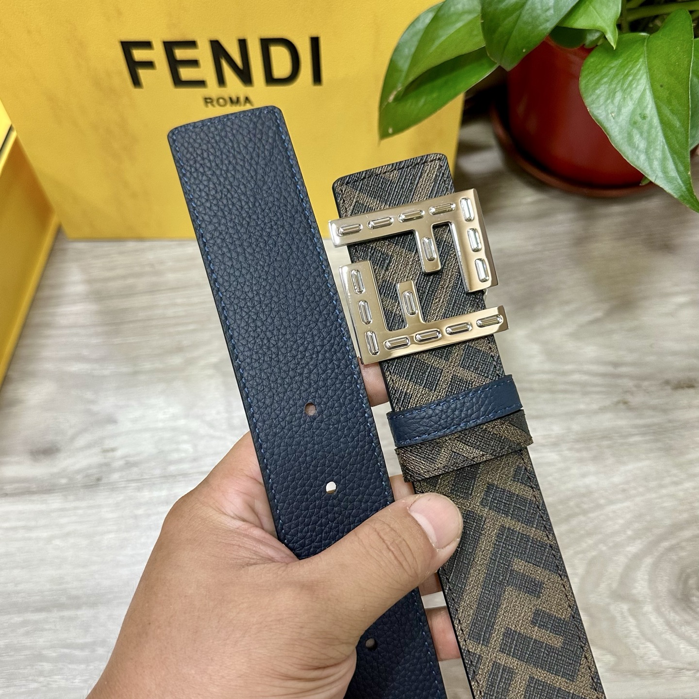 
     FENDI（芬迪）专柜同款 宽4.0CM 双环正反用腰带 FF按钉搭扣 深兰色Cuoio  