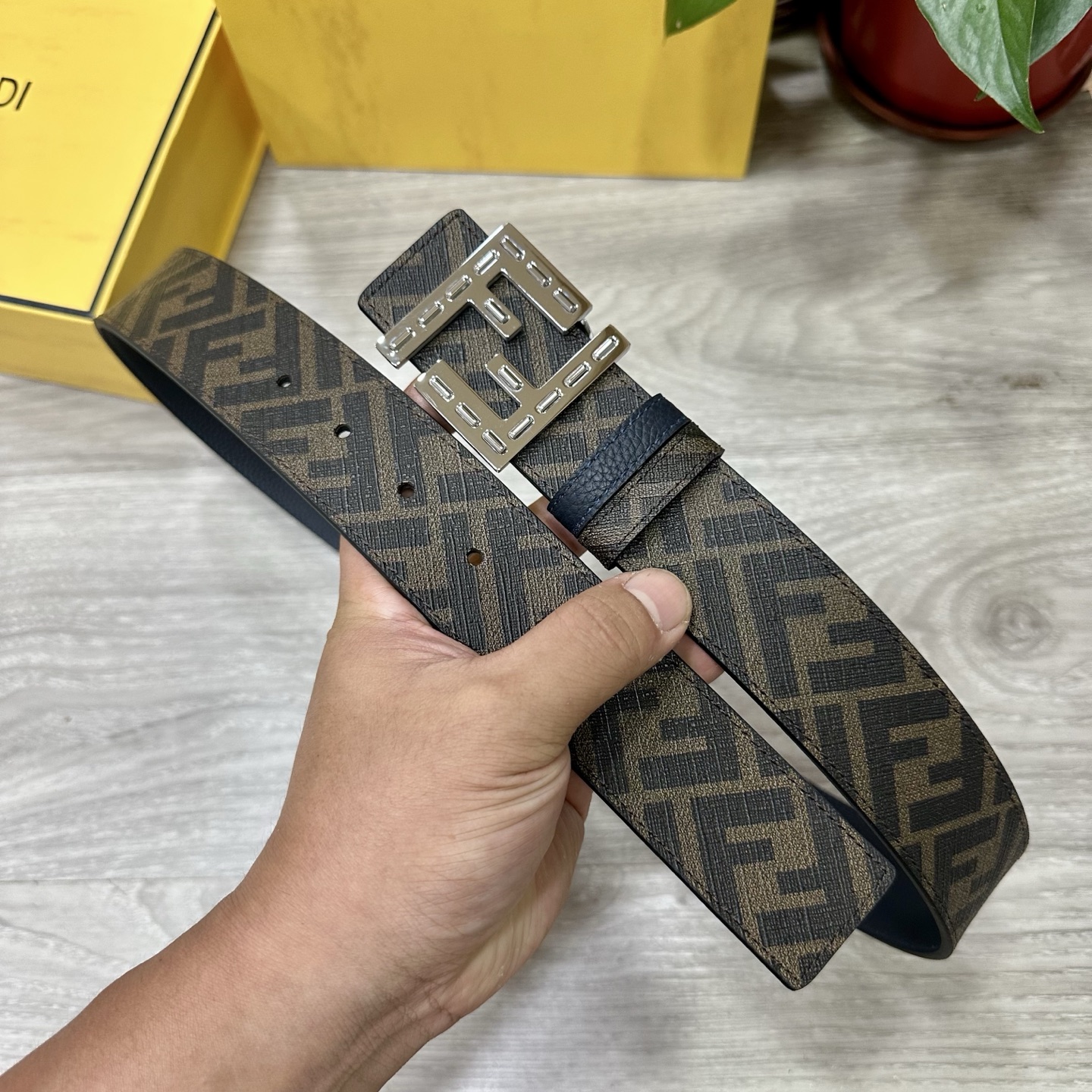 
     FENDI（芬迪）专柜同款 宽4.0CM 双环正反用腰带 FF按钉搭扣 深兰色Cuoio  
