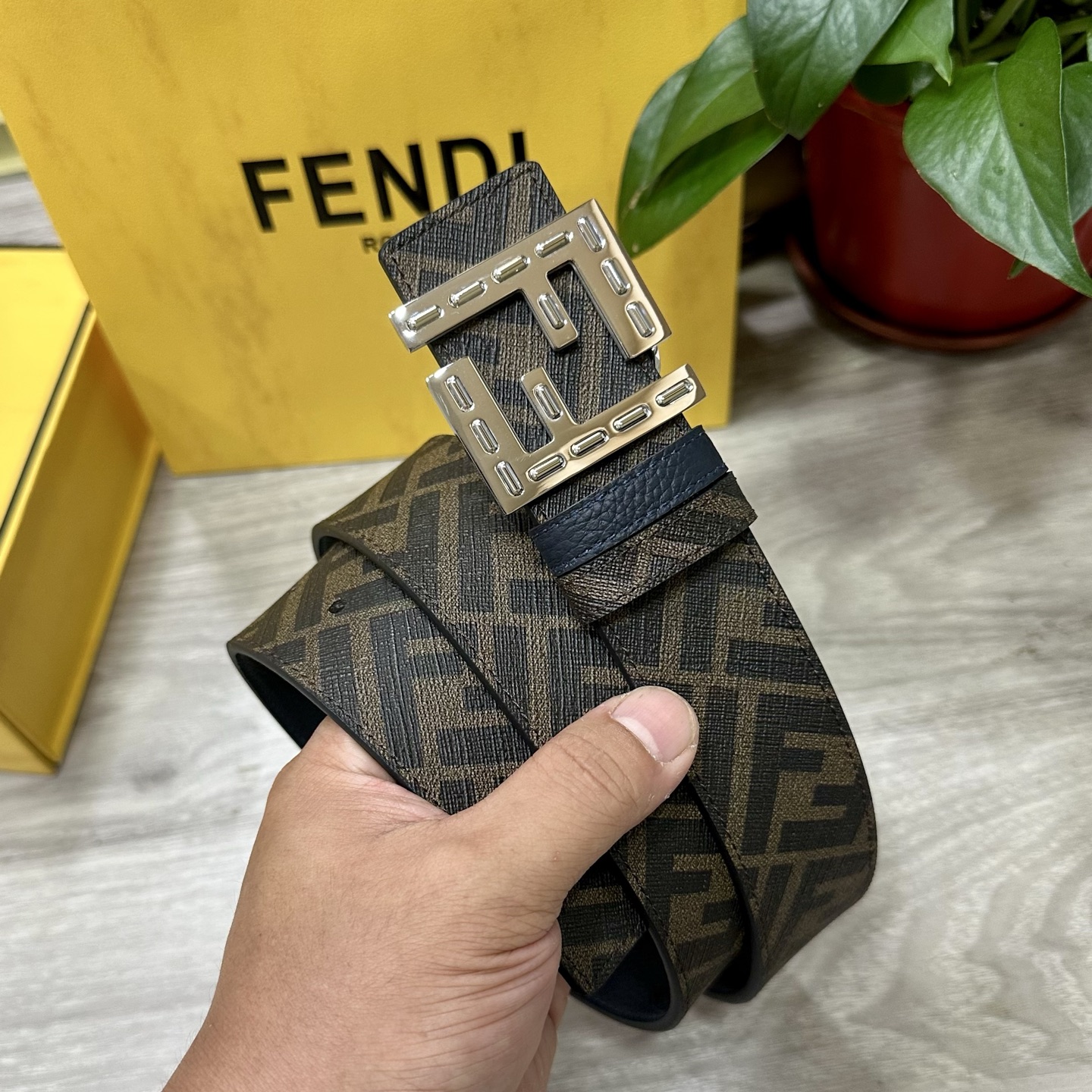 
     FENDI（芬迪）专柜同款 宽4.0CM 双环正反用腰带 FF按钉搭扣 深兰色Cuoio  