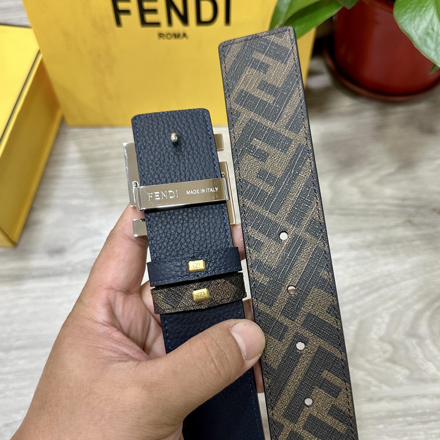 
     FENDI（芬迪）专柜同款 宽4.0CM 双环正反用腰带 FF按钉搭扣 深兰色Cuoio  