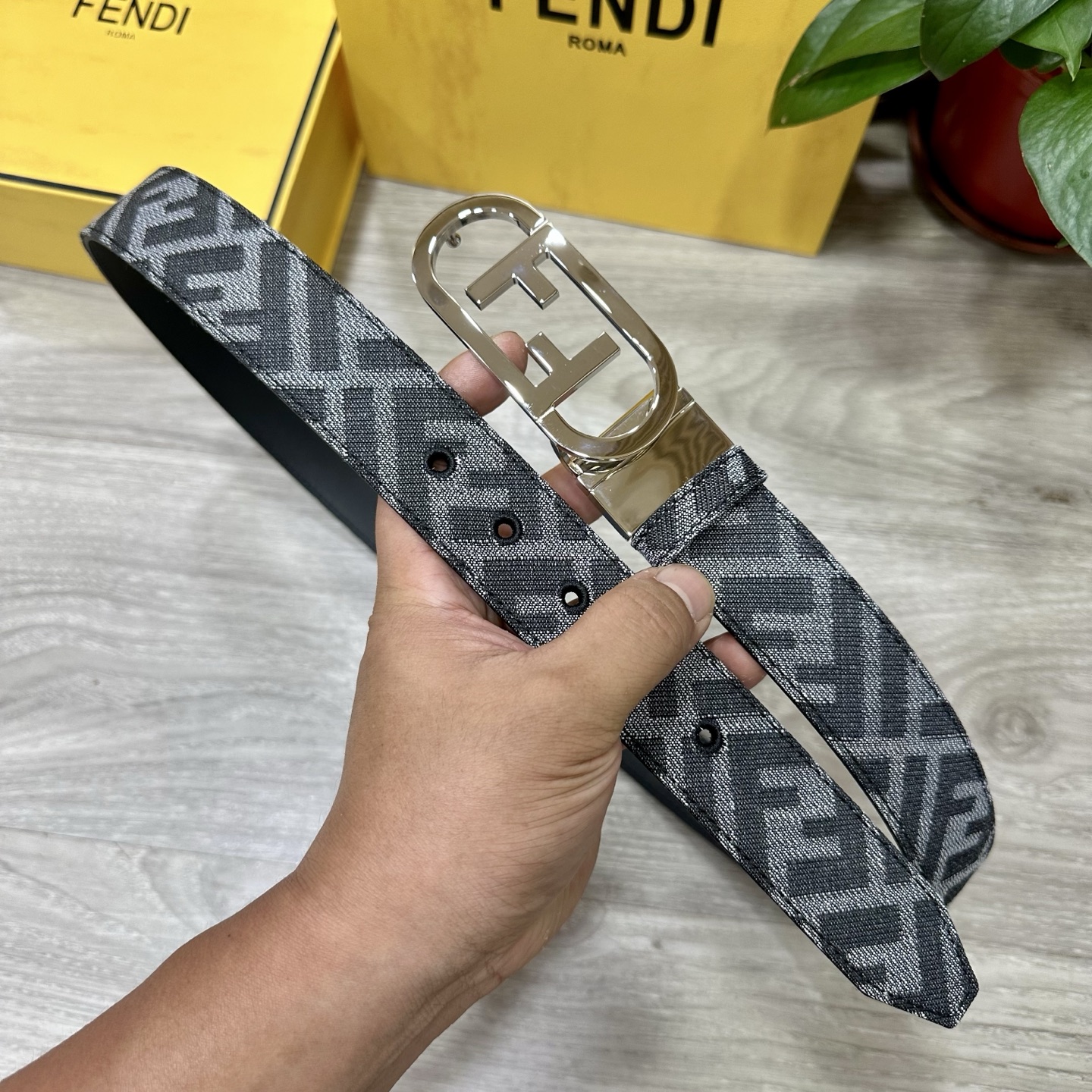 
FENDl（芬迪）专柜同款 宽3.5CM 原版定制布料 FF图案布料材质 黑色皮革内衬 单钉镀钯金属配