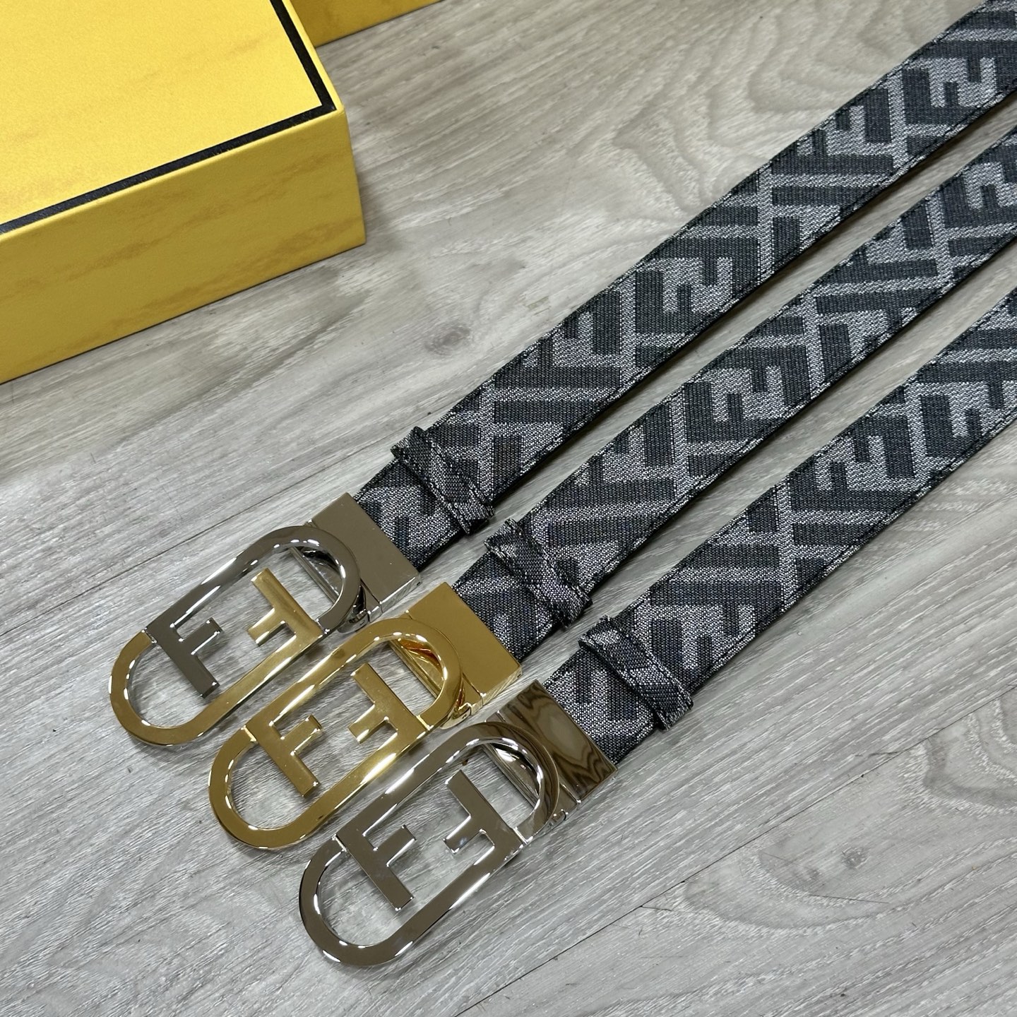 
FENDl（芬迪）专柜同款 宽3.5CM 原版定制布料 FF图案布料材质 黑色皮革内衬 单钉镀钯金属配