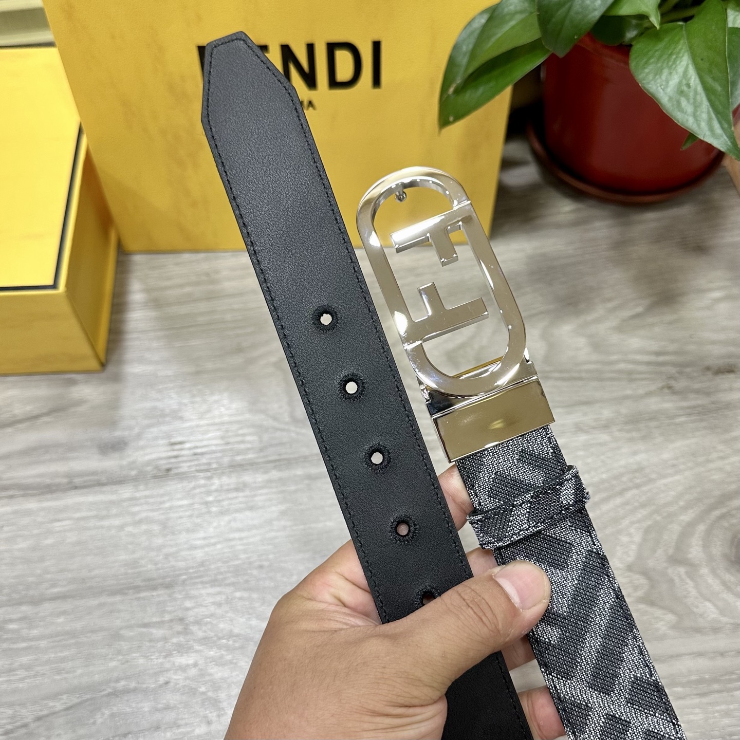 
FENDl（芬迪）专柜同款 宽3.5CM 原版定制布料 FF图案布料材质 黑色皮革内衬 单钉镀钯金属配