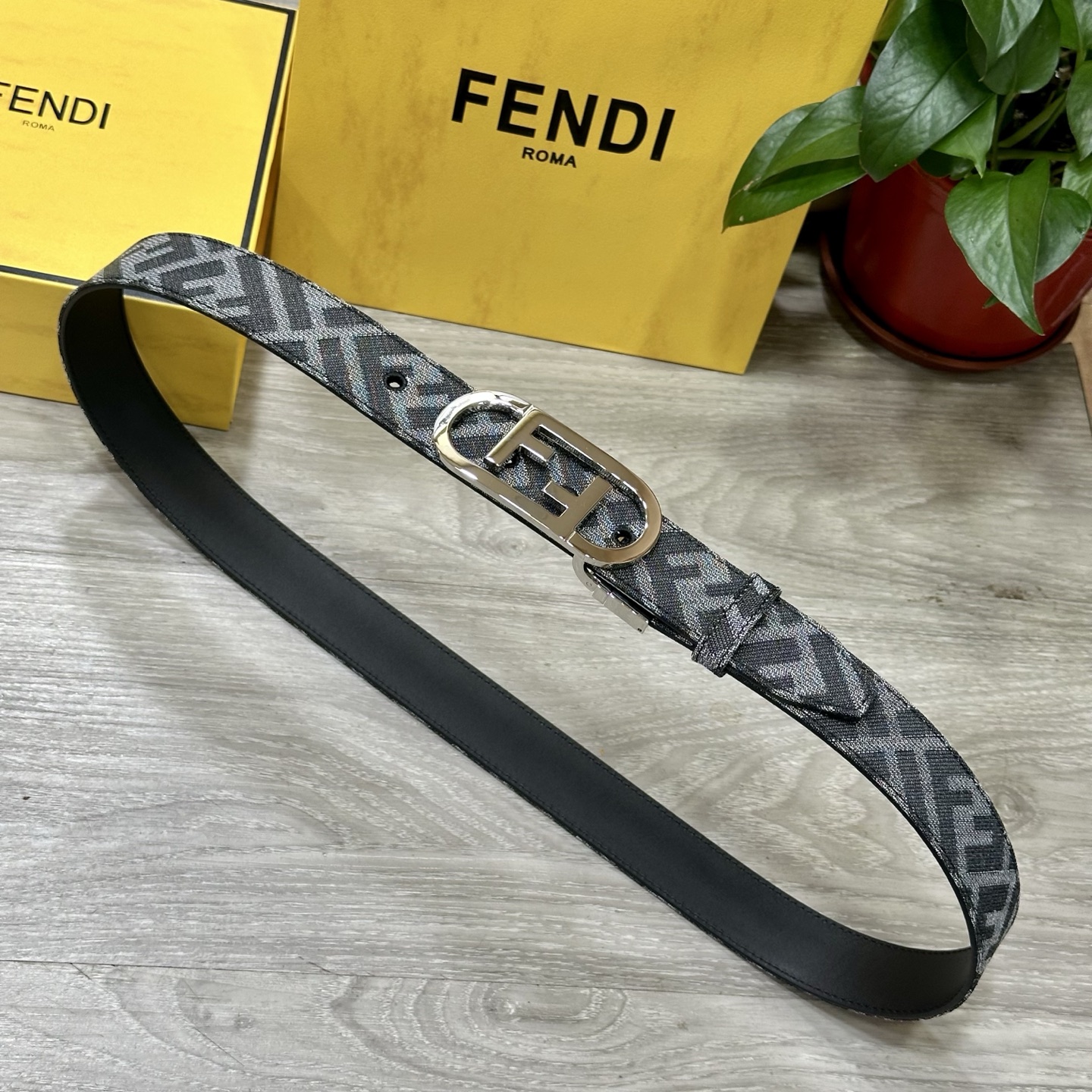 
FENDl（芬迪）专柜同款 宽3.5CM 原版定制布料 FF图案布料材质 黑色皮革内衬 单钉镀钯金属配