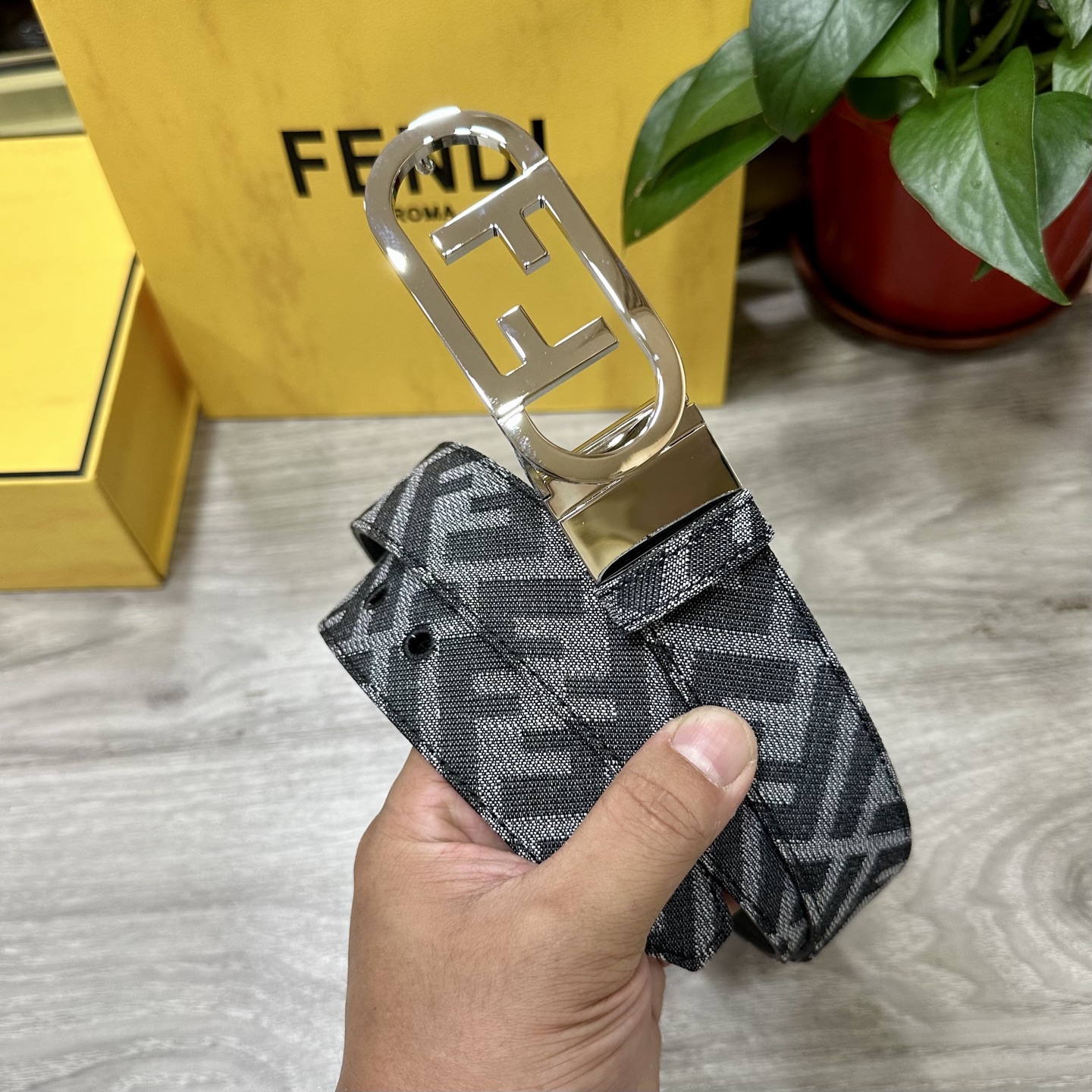 
FENDl（芬迪）专柜同款 宽3.5CM 原版定制布料 FF图案布料材质 黑色皮革内衬 单钉镀钯金属配