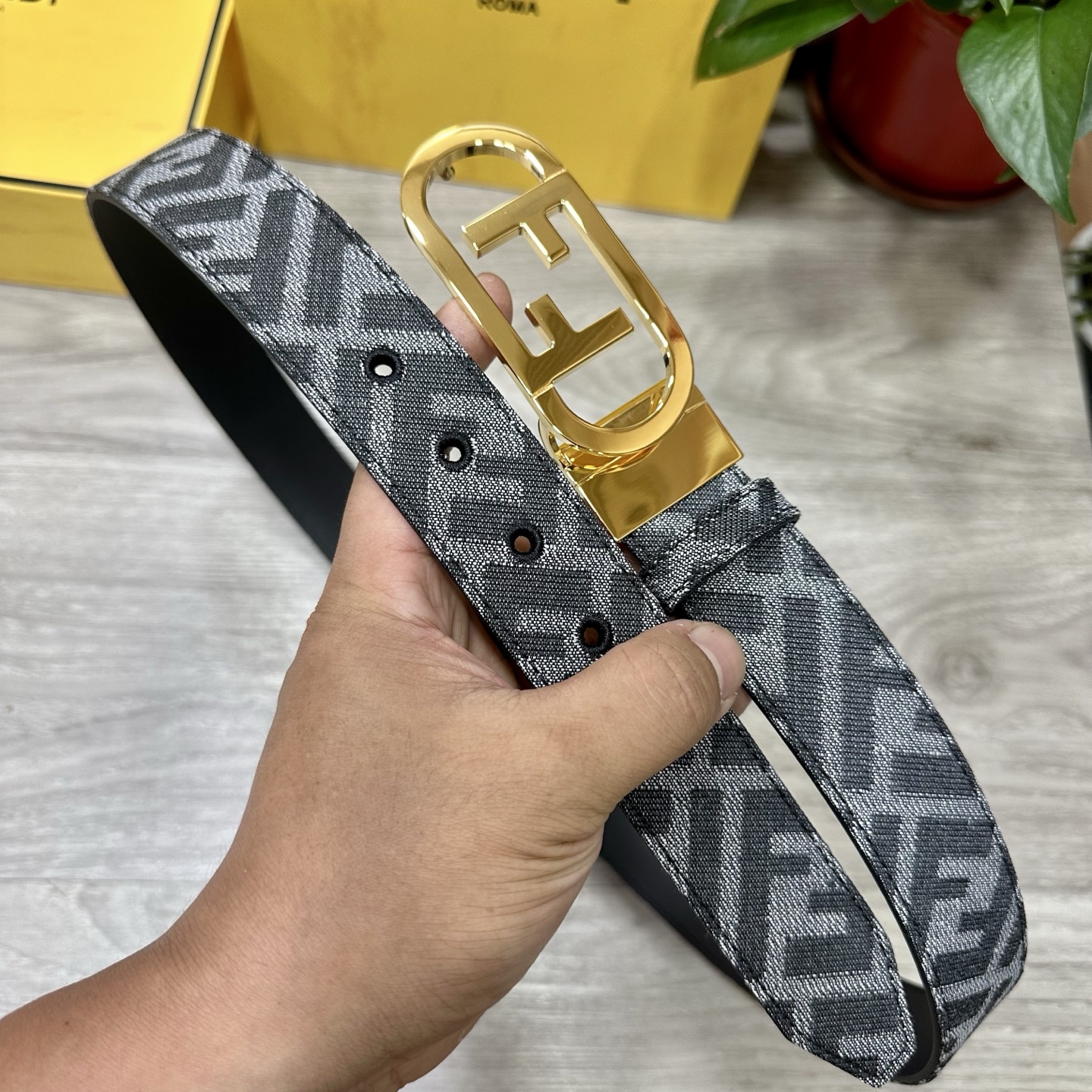 
FENDl（芬迪）专柜同款 宽3.5CM 原版定制布料 FF图案布料材质 黑色皮革内衬 单钉镀钯金属配