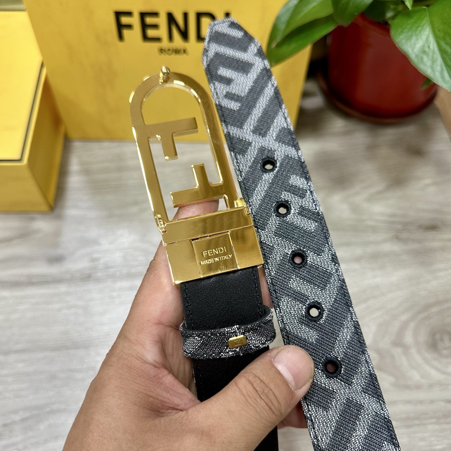 
FENDl（芬迪）专柜同款 宽3.5CM 原版定制布料 FF图案布料材质 黑色皮革内衬 单钉镀钯金属配