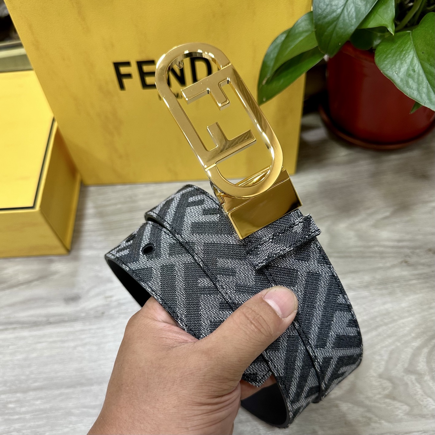 
FENDl（芬迪）专柜同款 宽3.5CM 原版定制布料 FF图案布料材质 黑色皮革内衬 单钉镀钯金属配