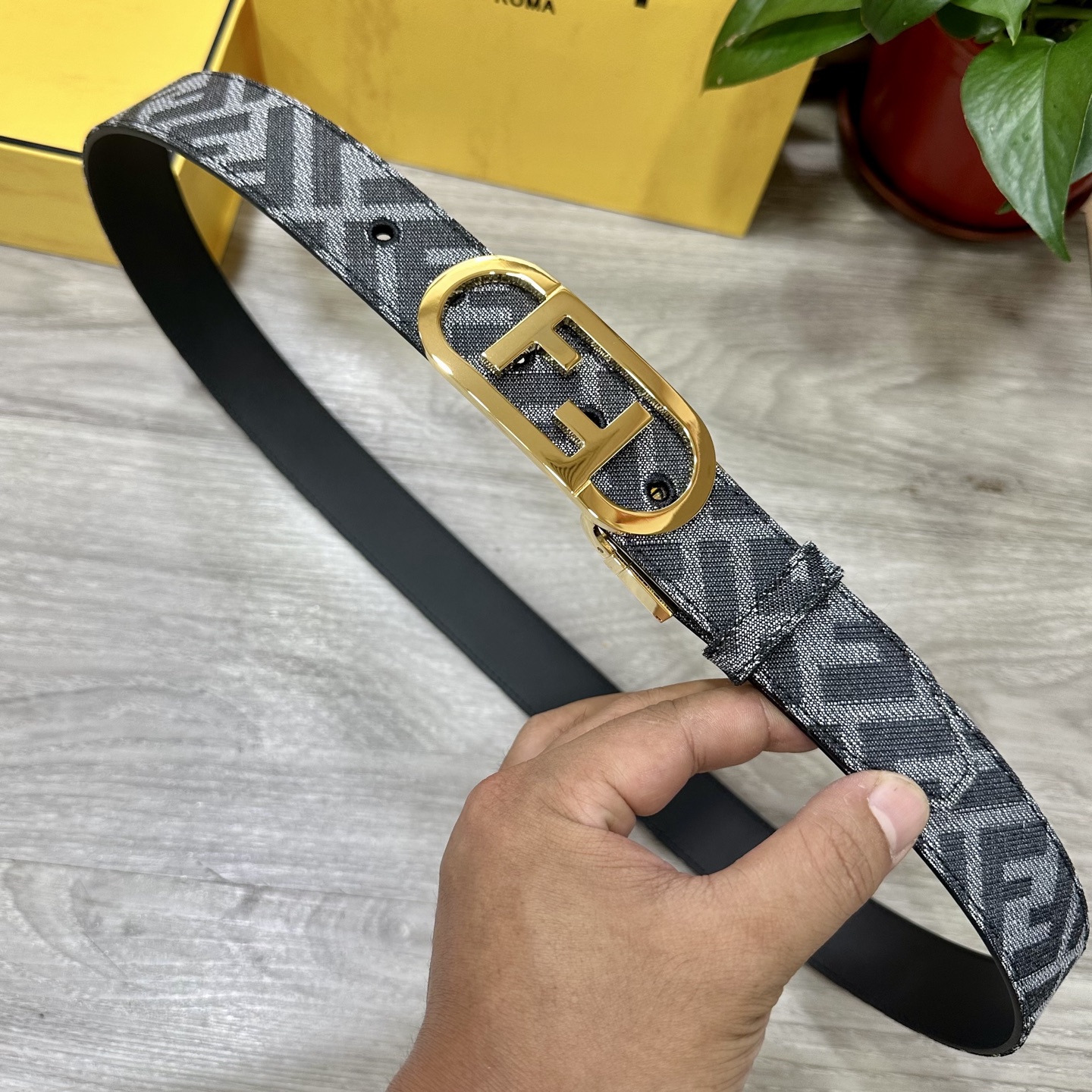 
FENDl（芬迪）专柜同款 宽3.5CM 原版定制布料 FF图案布料材质 黑色皮革内衬 单钉镀钯金属配