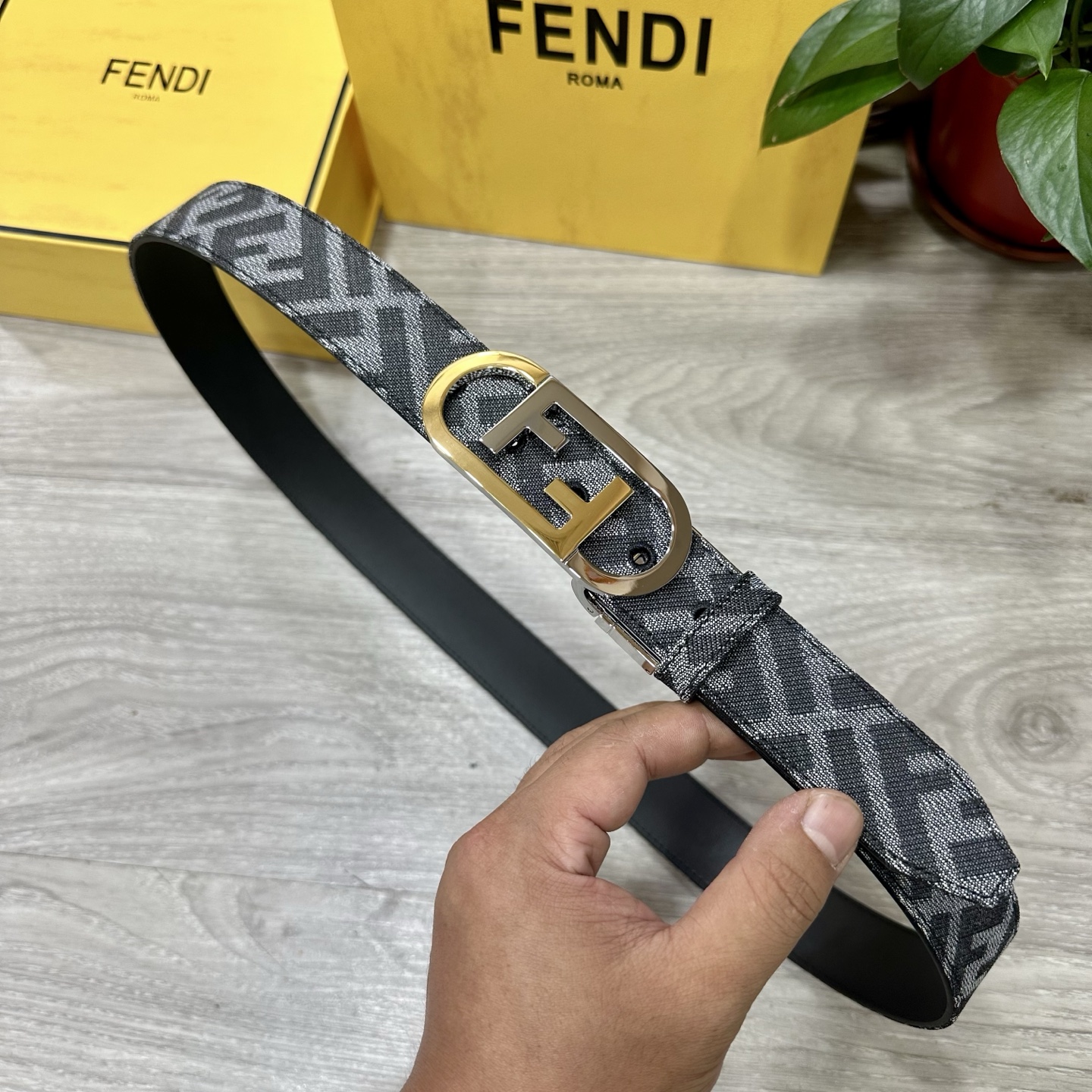 
FENDl（芬迪）专柜同款 宽3.5CM 原版定制布料 FF图案布料材质 黑色皮革内衬 单钉镀钯金属配
