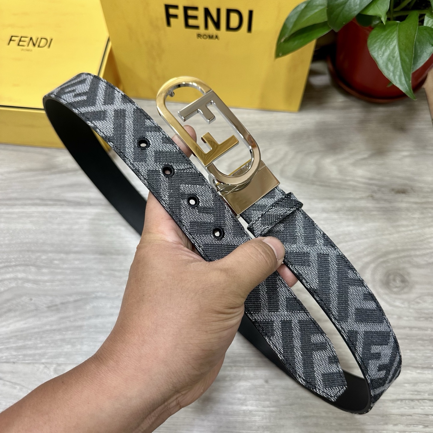 
FENDl（芬迪）专柜同款 宽3.5CM 原版定制布料 FF图案布料材质 黑色皮革内衬 单钉镀钯金属配