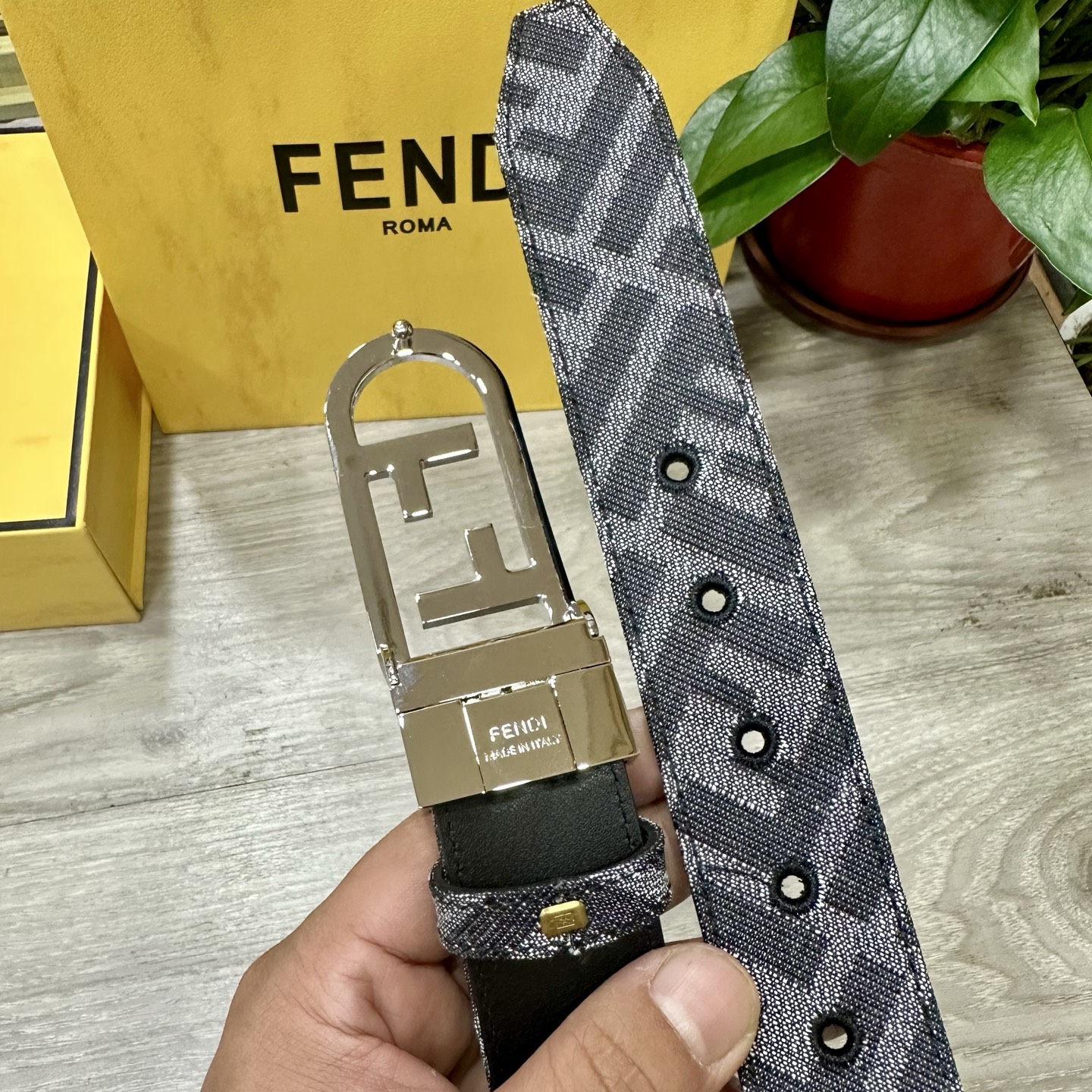 
FENDl（芬迪）专柜同款 宽3.5CM 原版定制布料 FF图案布料材质 黑色皮革内衬 单钉镀钯金属配