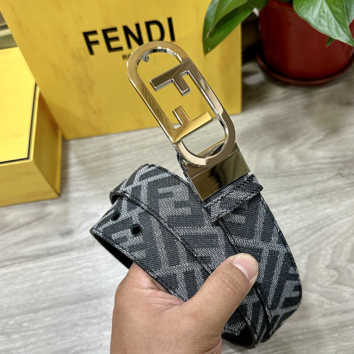 
FENDl（芬迪）专柜同款 宽3.5CM 原版定制布料 FF图案布料材质 黑色皮革内衬 单钉镀钯金属配