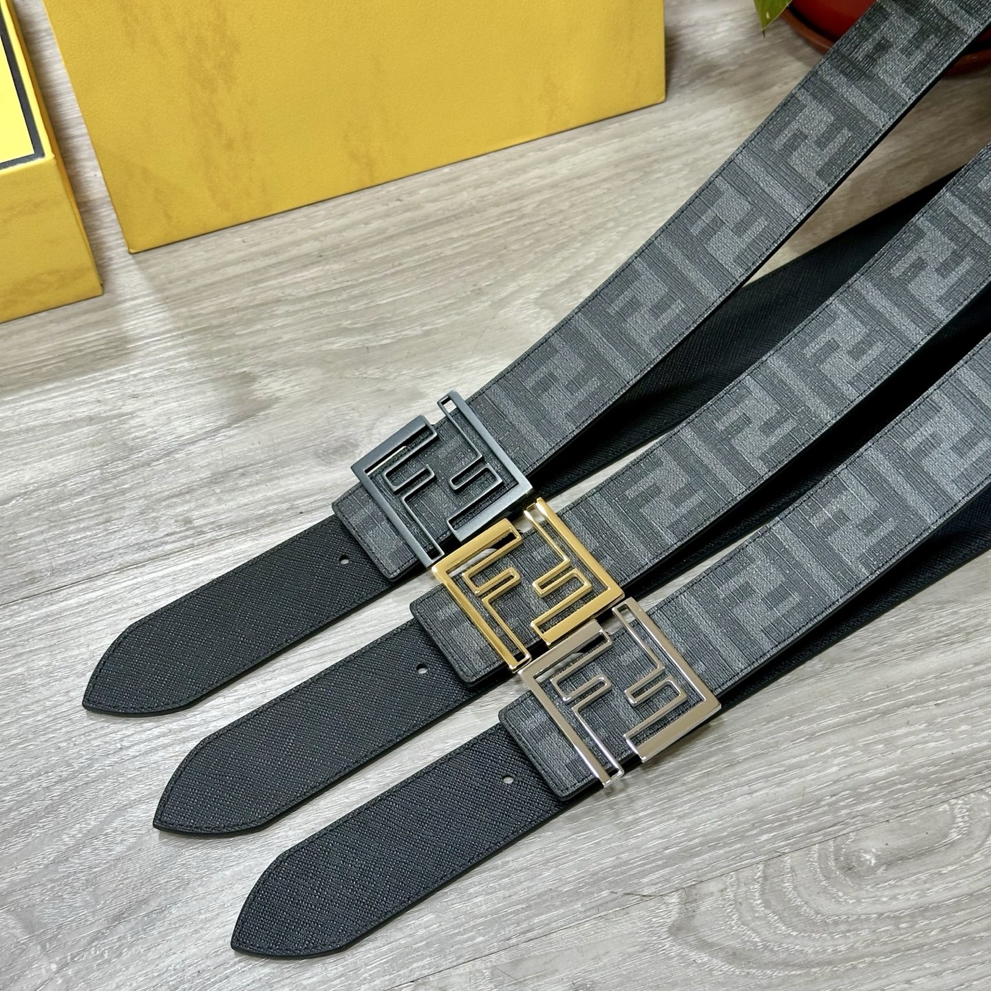 
     FENDI（芬迪）专柜同款 宽4.0CM 双环正反用腰带 FF按钉搭扣 黑色Cuoio  R