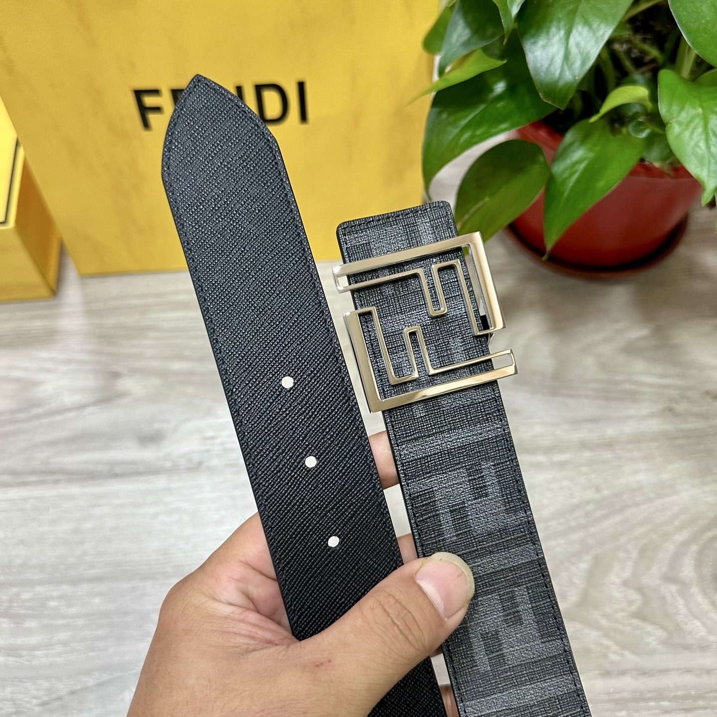 
     FENDI（芬迪）专柜同款 宽4.0CM 双环正反用腰带 FF按钉搭扣 黑色Cuoio  R