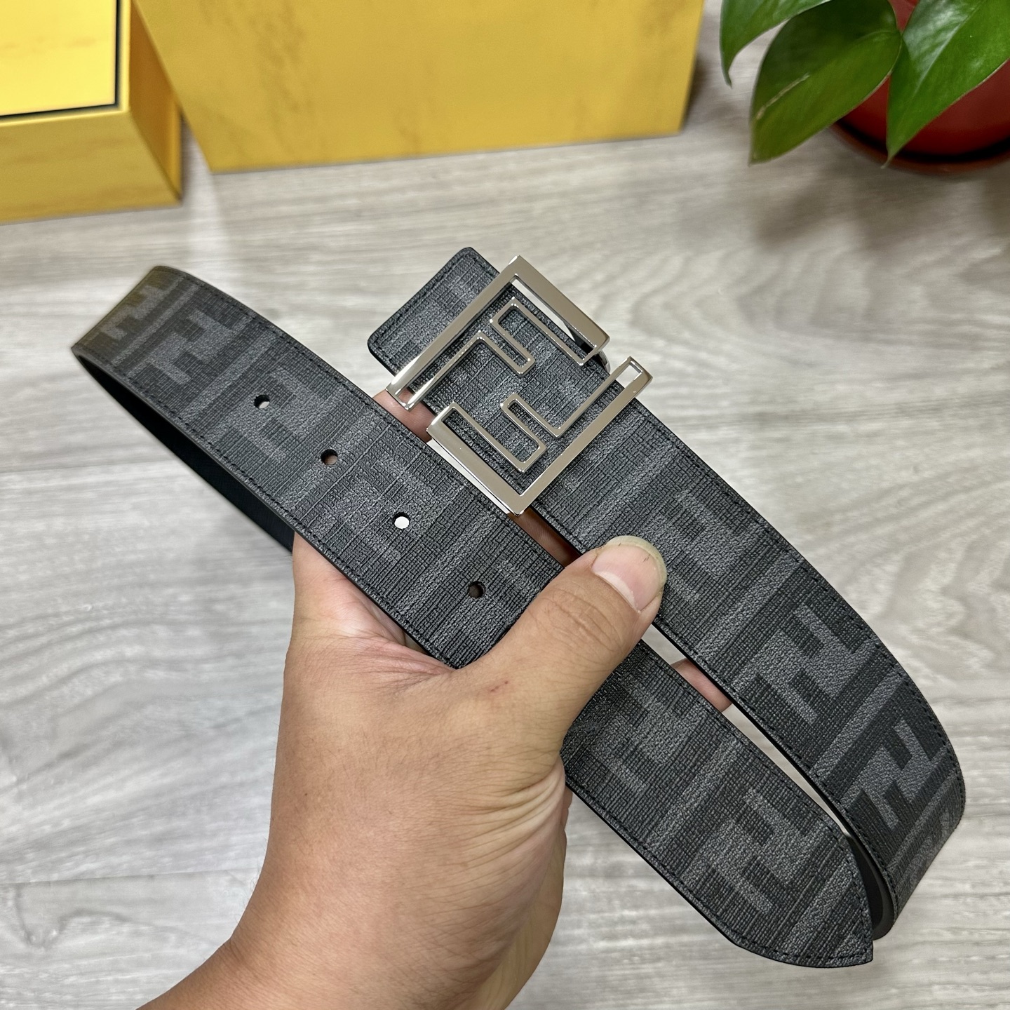
     FENDI（芬迪）专柜同款 宽4.0CM 双环正反用腰带 FF按钉搭扣 黑色Cuoio  R