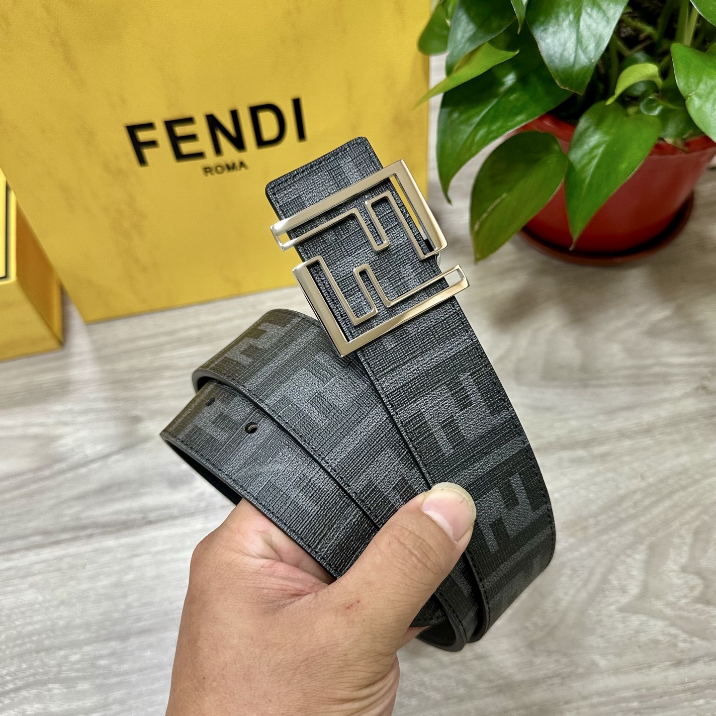 
     FENDI（芬迪）专柜同款 宽4.0CM 双环正反用腰带 FF按钉搭扣 黑色Cuoio  R