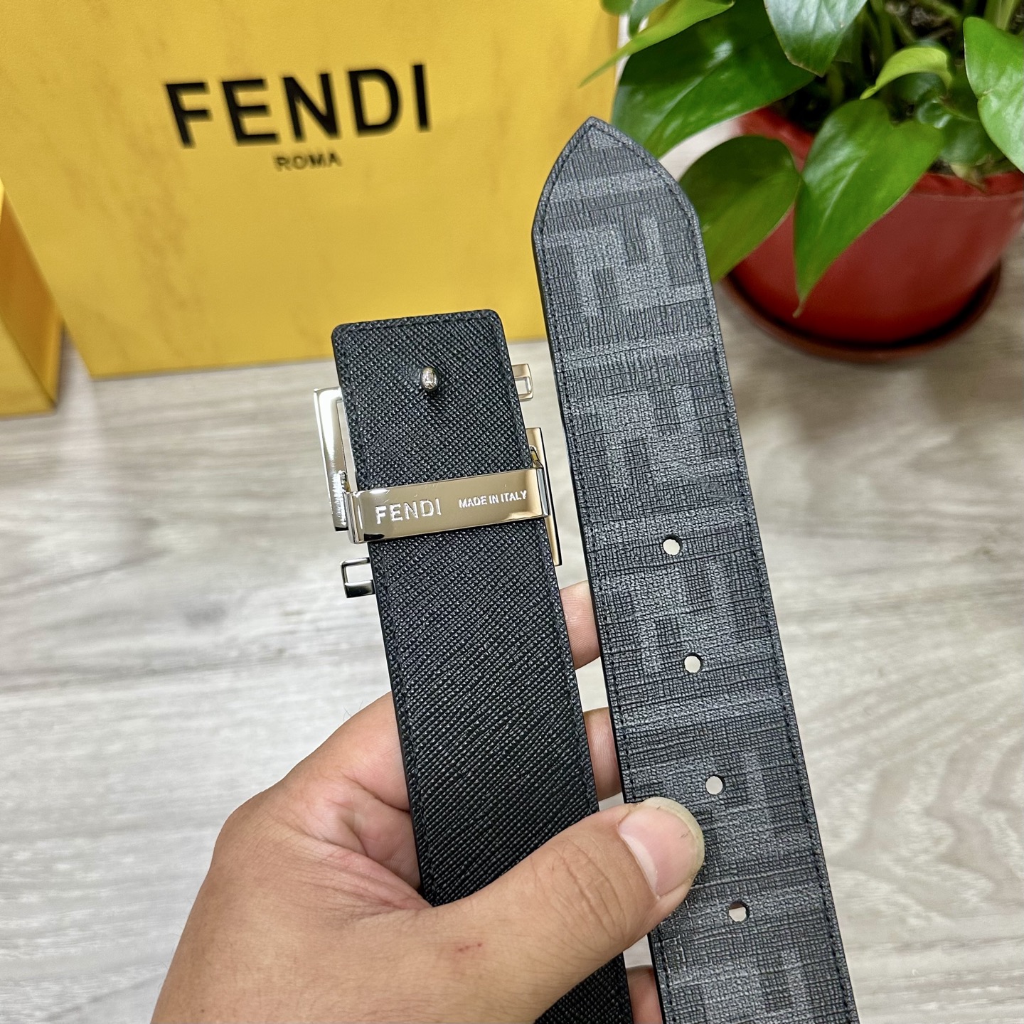 
     FENDI（芬迪）专柜同款 宽4.0CM 双环正反用腰带 FF按钉搭扣 黑色Cuoio  R