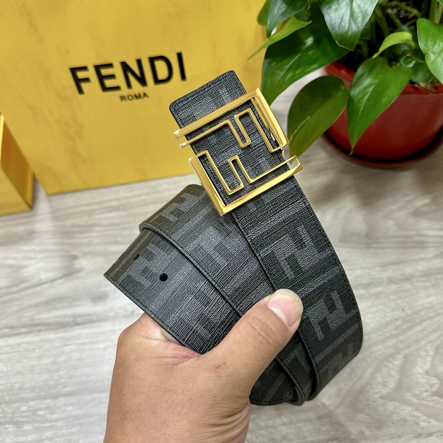 
     FENDI（芬迪）专柜同款 宽4.0CM 双环正反用腰带 FF按钉搭扣 黑色Cuoio  R