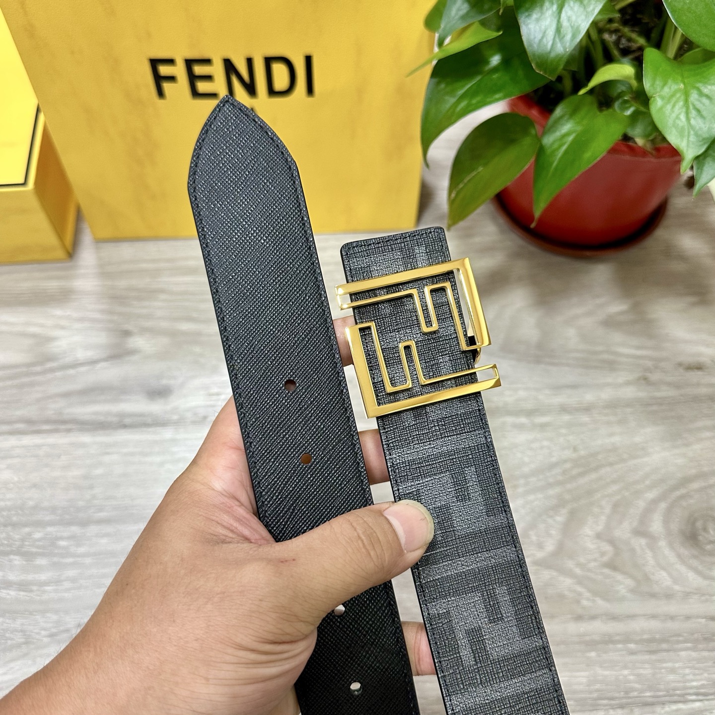 
     FENDI（芬迪）专柜同款 宽4.0CM 双环正反用腰带 FF按钉搭扣 黑色Cuoio  R