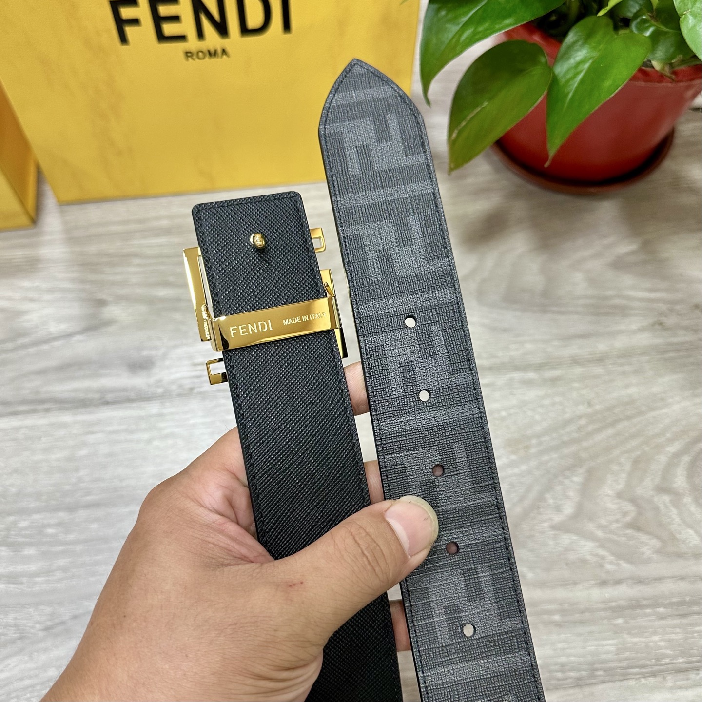 
     FENDI（芬迪）专柜同款 宽4.0CM 双环正反用腰带 FF按钉搭扣 黑色Cuoio  R