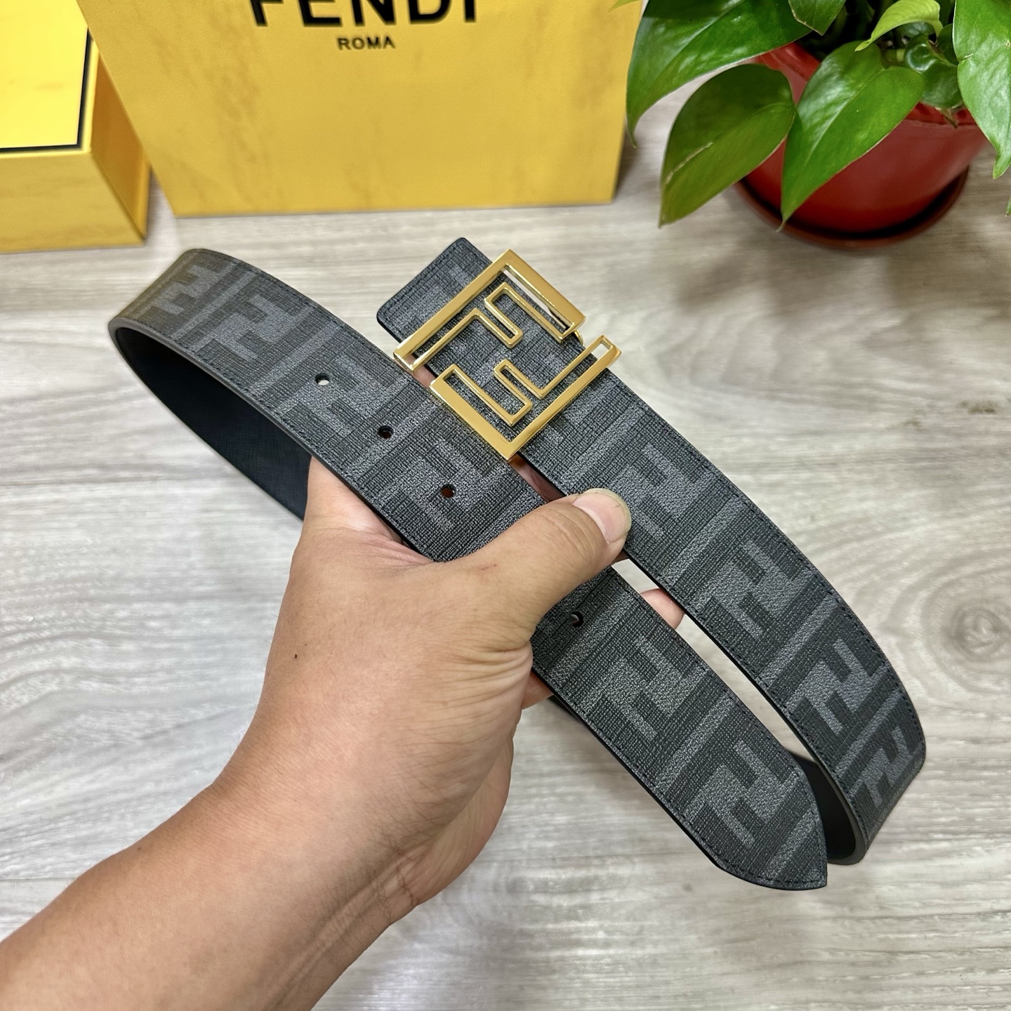 
     FENDI（芬迪）专柜同款 宽4.0CM 双环正反用腰带 FF按钉搭扣 黑色Cuoio  R