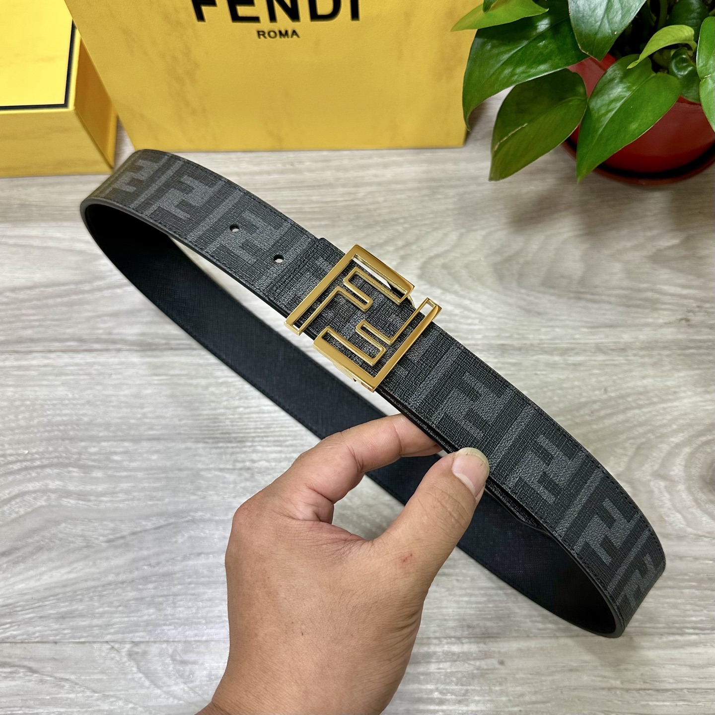 
     FENDI（芬迪）专柜同款 宽4.0CM 双环正反用腰带 FF按钉搭扣 黑色Cuoio  R