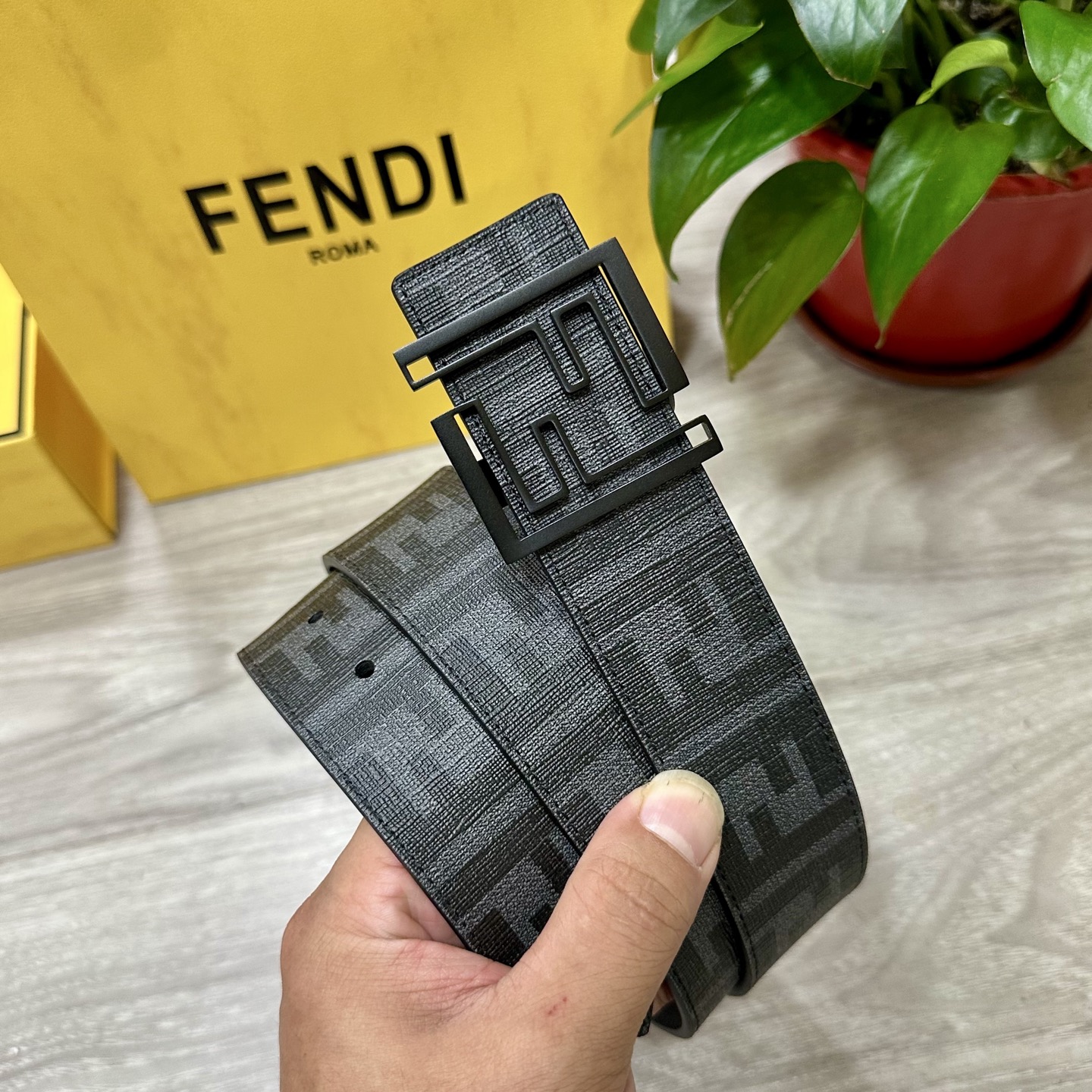 
     FENDI（芬迪）专柜同款 宽4.0CM 双环正反用腰带 FF按钉搭扣 黑色Cuoio  R