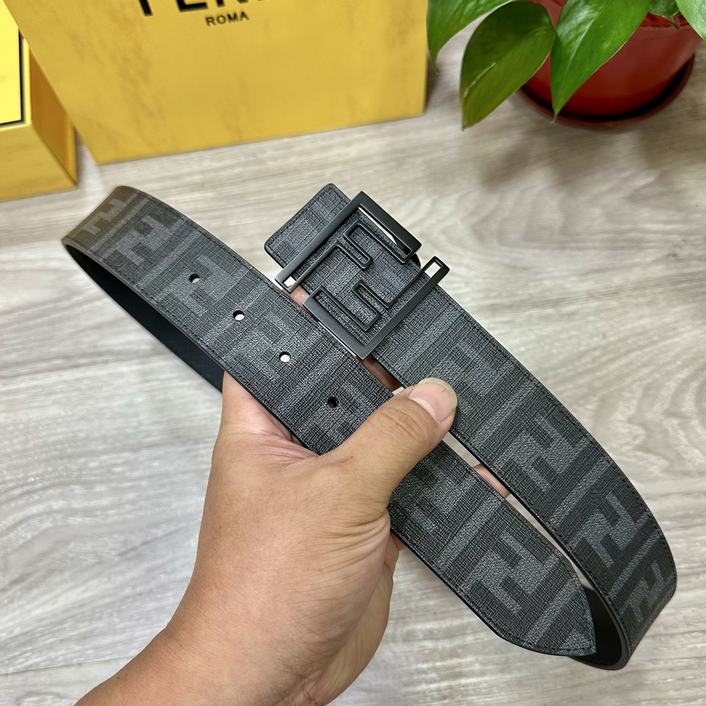 
     FENDI（芬迪）专柜同款 宽4.0CM 双环正反用腰带 FF按钉搭扣 黑色Cuoio  R
