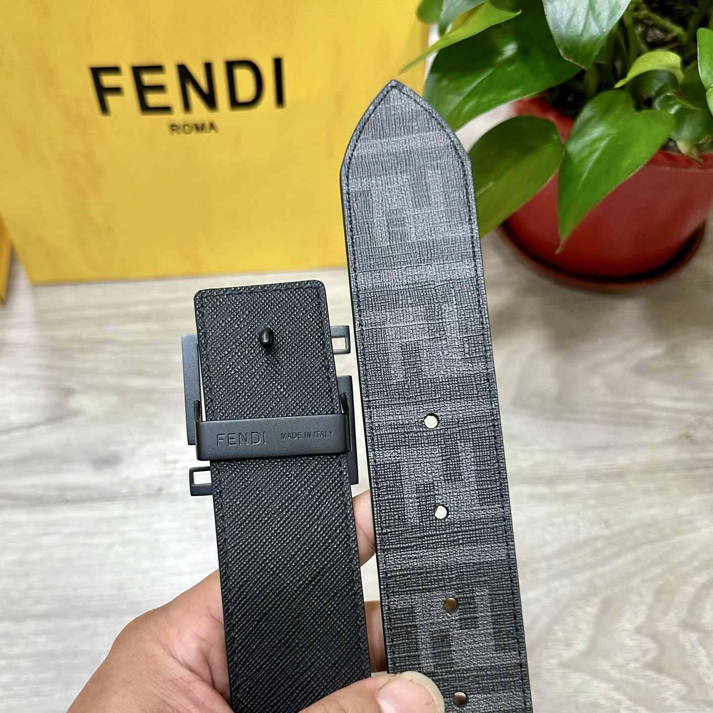 
     FENDI（芬迪）专柜同款 宽4.0CM 双环正反用腰带 FF按钉搭扣 黑色Cuoio  R