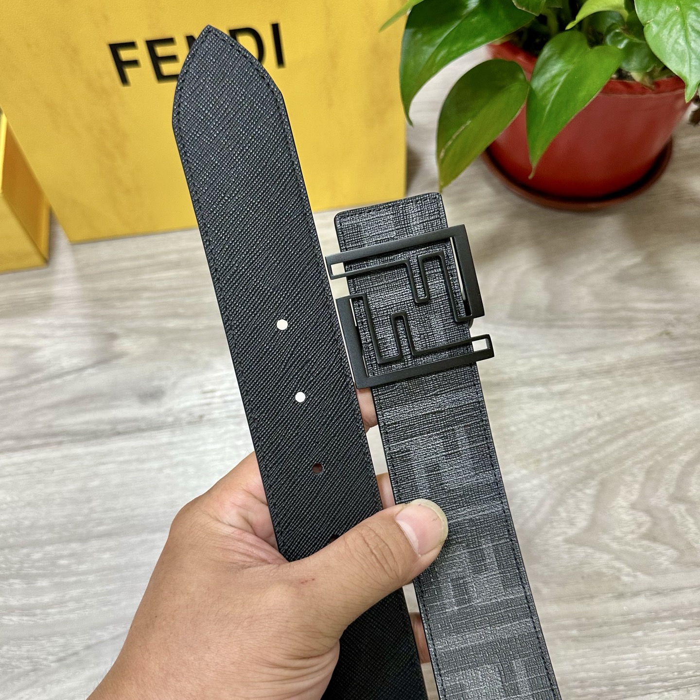 
     FENDI（芬迪）专柜同款 宽4.0CM 双环正反用腰带 FF按钉搭扣 黑色Cuoio  R