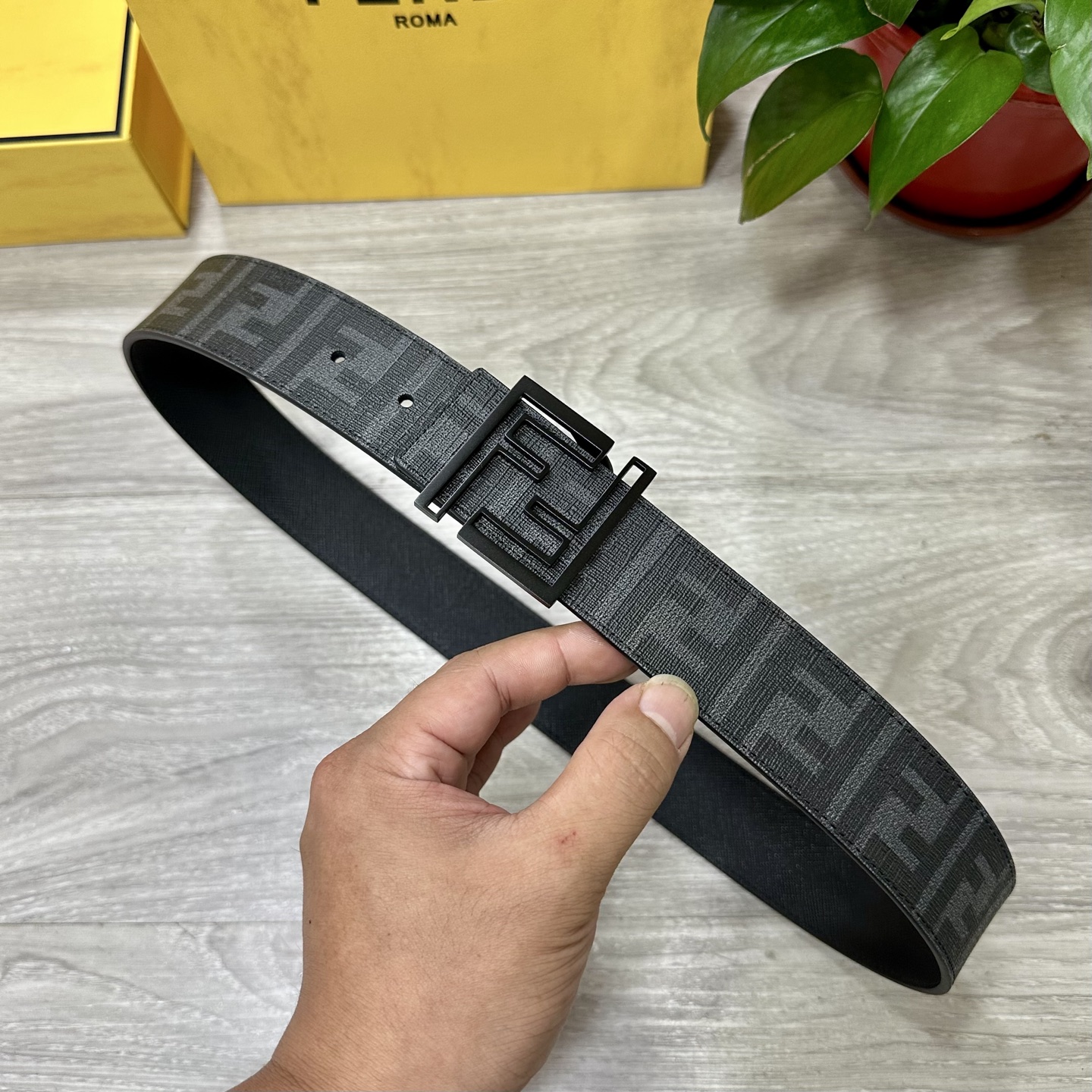 
     FENDI（芬迪）专柜同款 宽4.0CM 双环正反用腰带 FF按钉搭扣 黑色Cuoio  R