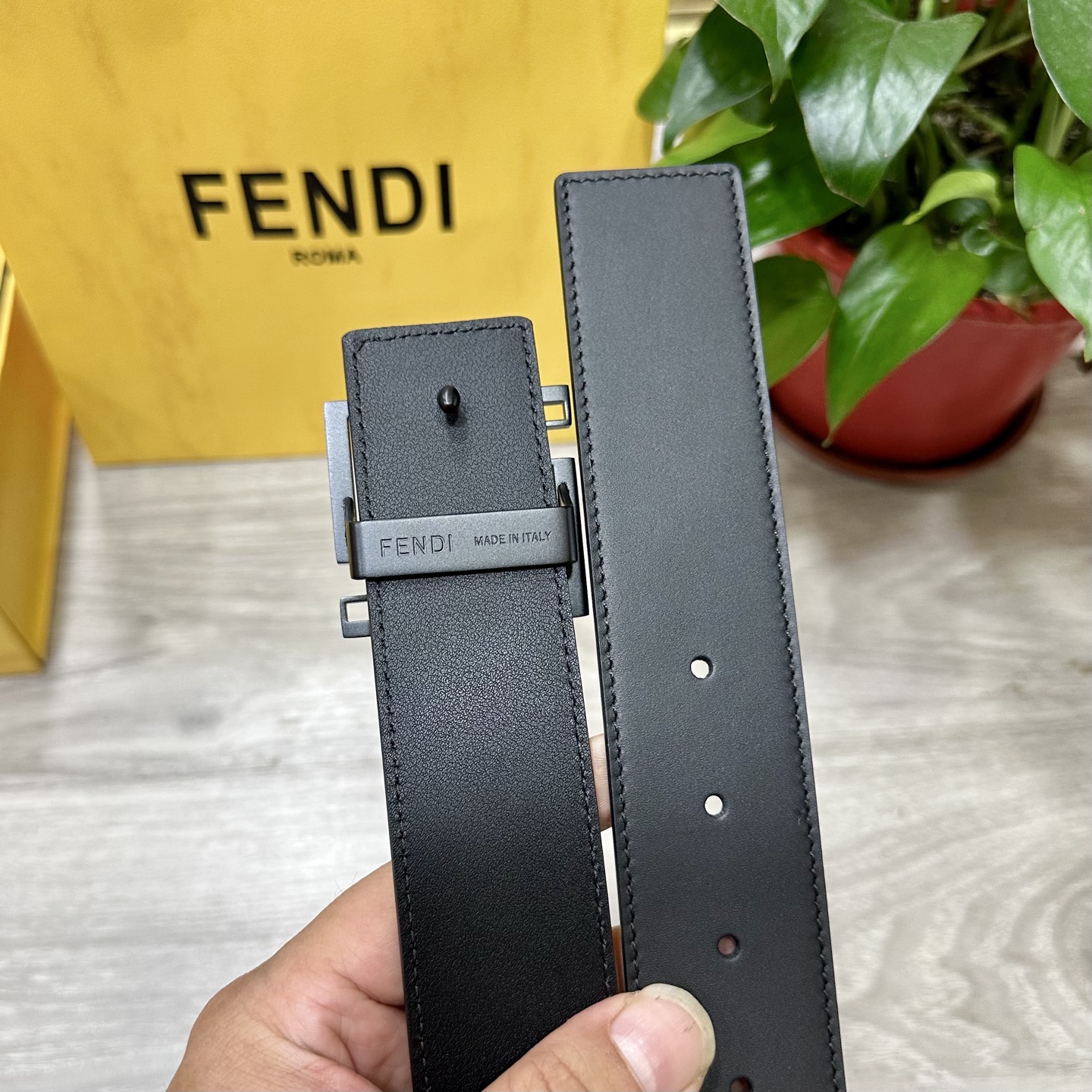 
        FENDl （芬迪）宽40MM双面原版小牛皮 搭配单钌钯电镀扣 完美的手感.油边 出众