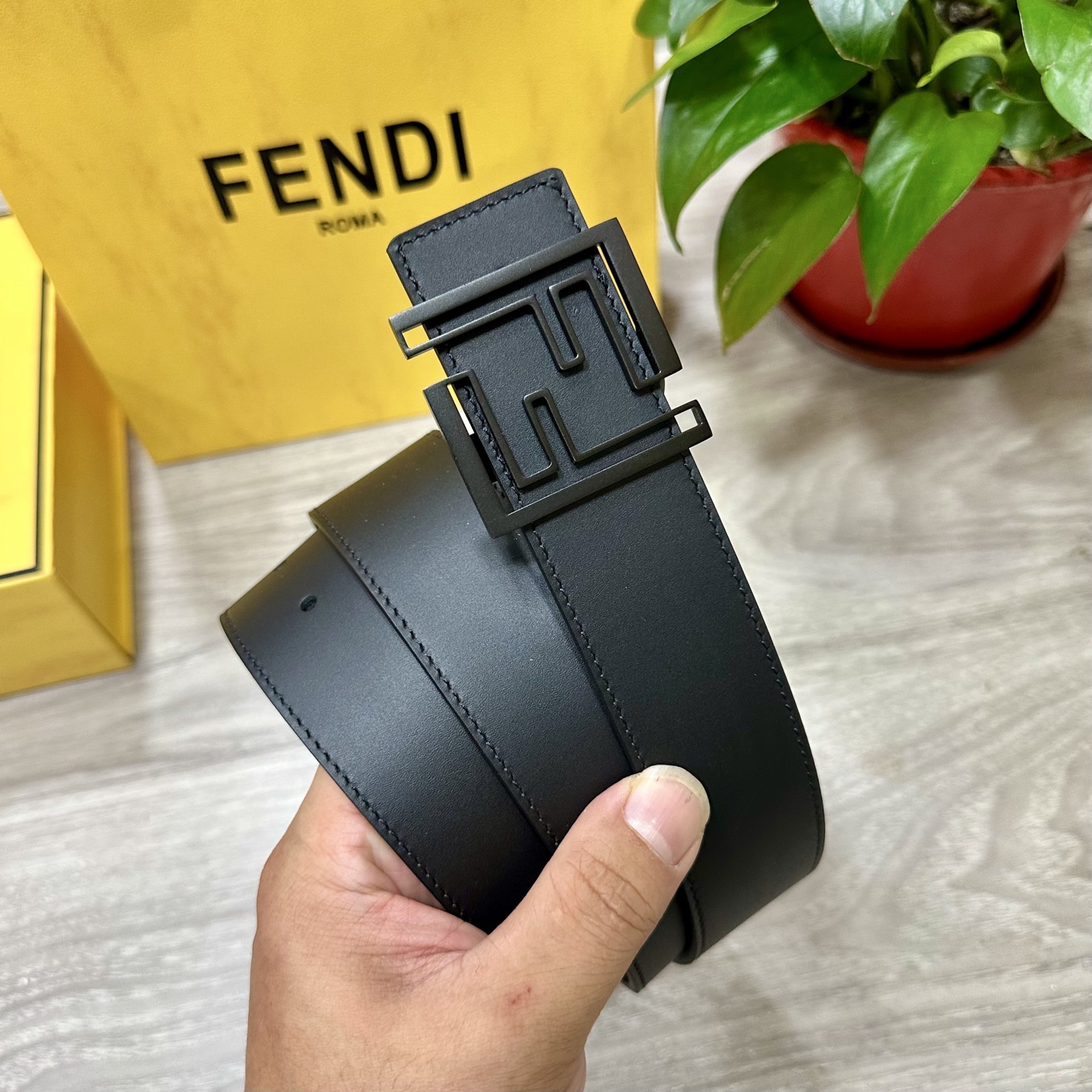
        FENDl （芬迪）宽40MM双面原版小牛皮 搭配单钌钯电镀扣 完美的手感.油边 出众