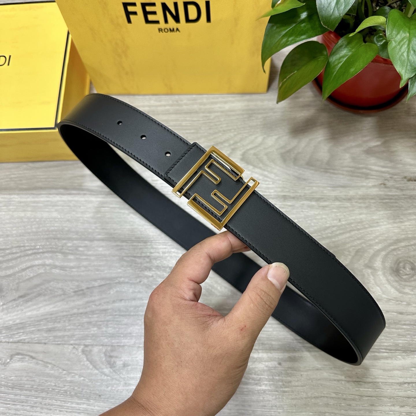 
        FENDl （芬迪）宽40MM双面原版小牛皮 搭配单钌钯电镀扣 完美的手感.油边 出众