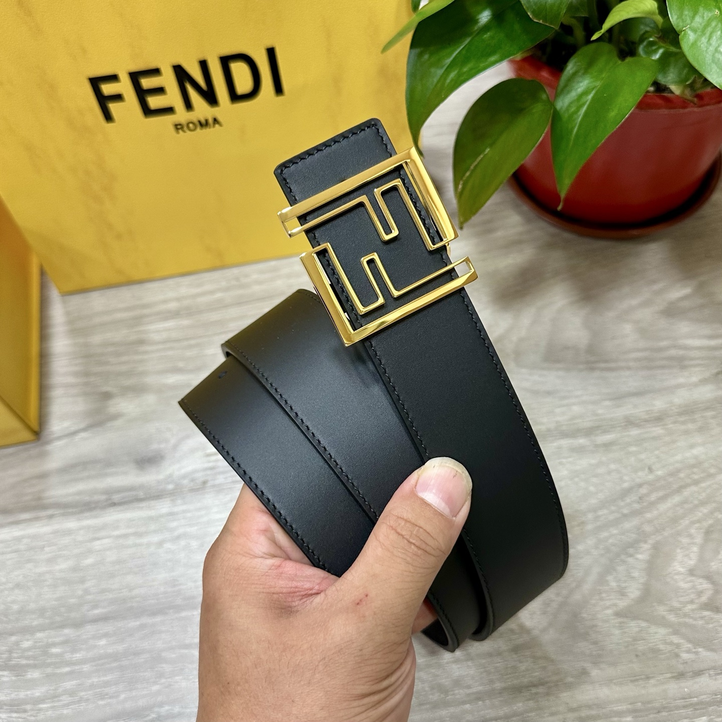 
        FENDl （芬迪）宽40MM双面原版小牛皮 搭配单钌钯电镀扣 完美的手感.油边 出众